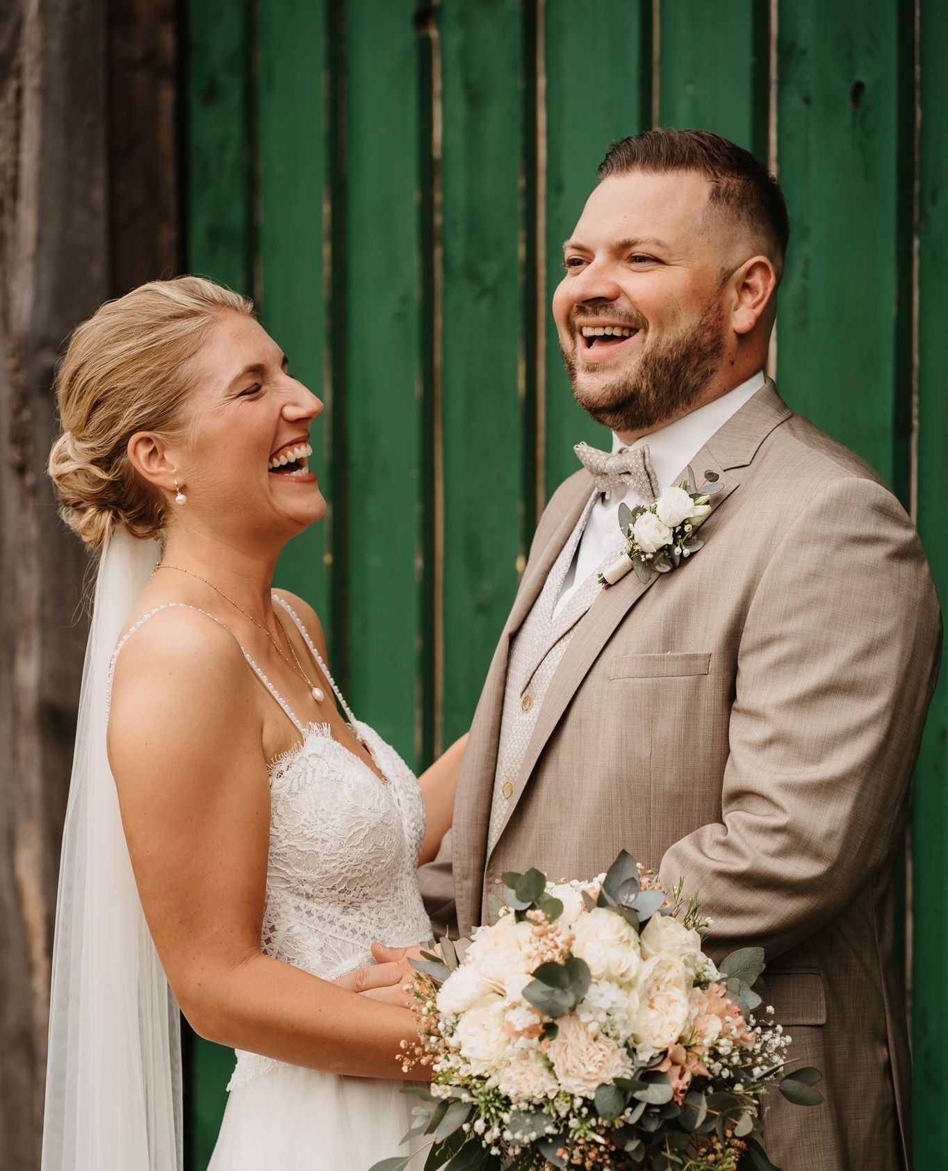 Jeder der mich kennt, der weiß:
Ich brenne für ausdrucksstarke Bilder und liebevolle Details.
Dieses Bild von A & L spiegelt den Tag perfekt wieder. Alle waren richtig entspannt und haben den Tag im Marienhof in vollen Zügen genossen.
Eine rundum gelungene Hochzeit <3
Location:@marienhof_einzigartig_feiern
Ringe: @yvonnekurz.schmuck
Kleid: @k.s.topdress
#Niedernberg #bohowedding #Hochzeitsbilder #Erinnerungen #Throwback