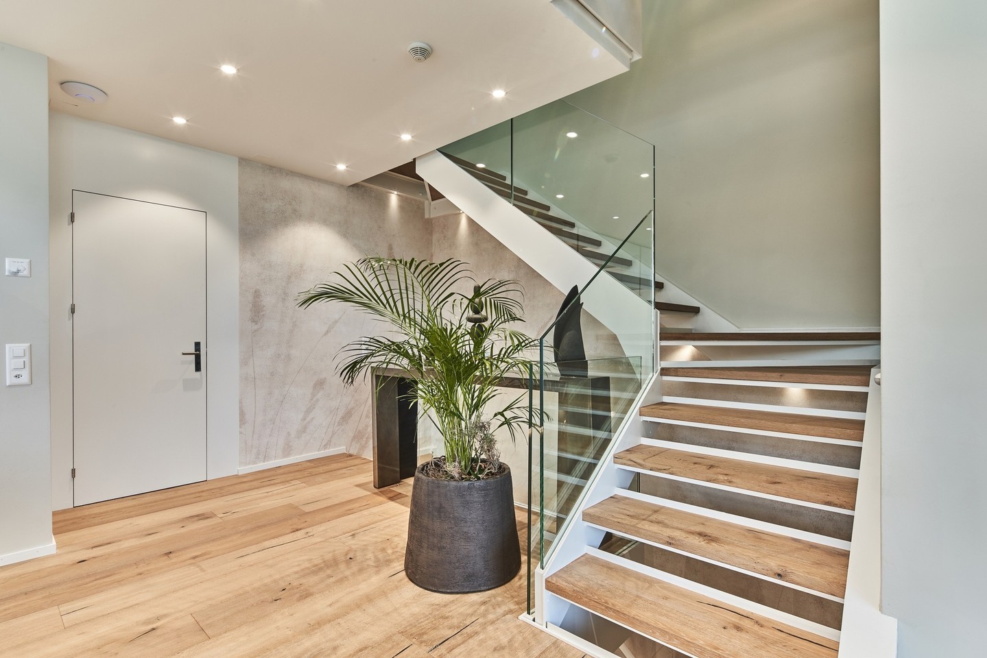 💫 New Project! 💫
Stairway to design bliss: Our latest renovation project unveils brand new stairs paired with a continuous wallpaper through all four floors, creating a harmonious blend of warmth and charm. Welcome to a home where every step is a work of art!
#renovation
#flooring
#homedesign
#walldecor
#home
#interiordesign
#design
#modern
#remodel
#homerenovation