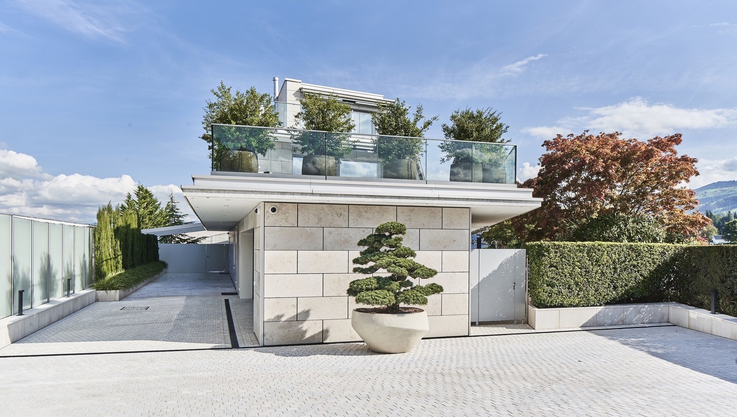 New project!
Our latest project boasts a stunning transformation with a brand new facade, giving this villa a whole new look. By swapping the outdated eternit to a beautiful natural stone, the aesthetic appeal was enhanced, while also benefitting from superior insulation. Saying goodbye to conventional and outdated asphalt, we've created a stunning entrance area with new durable material. The addition of the carport adds functionality, while complementing the overall design seamlessly. To round the whole concept up, we carefully selected potted plants to add charm to the area.
#remodel
#home
#homerenovation
#landsccaping
#plants
#modern
#transformation
#renovation