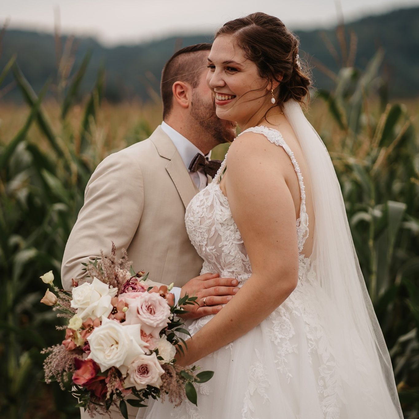 GLÜCK BEDEUTET NICHT, ALLES ZU BEKOMMEN, WAS MAN WILL, SONDERN ZEIT MIT MENSCHEN ZU
VERBRINGEN, DIE MAN LIEBT.
H&M: @mk_makup_einfach_schoen
#Wedding
#modernbride #married #realwedding #weddingday #weddingdress #bridetobe #Aschaffenburg #fortinaphotogrpahy