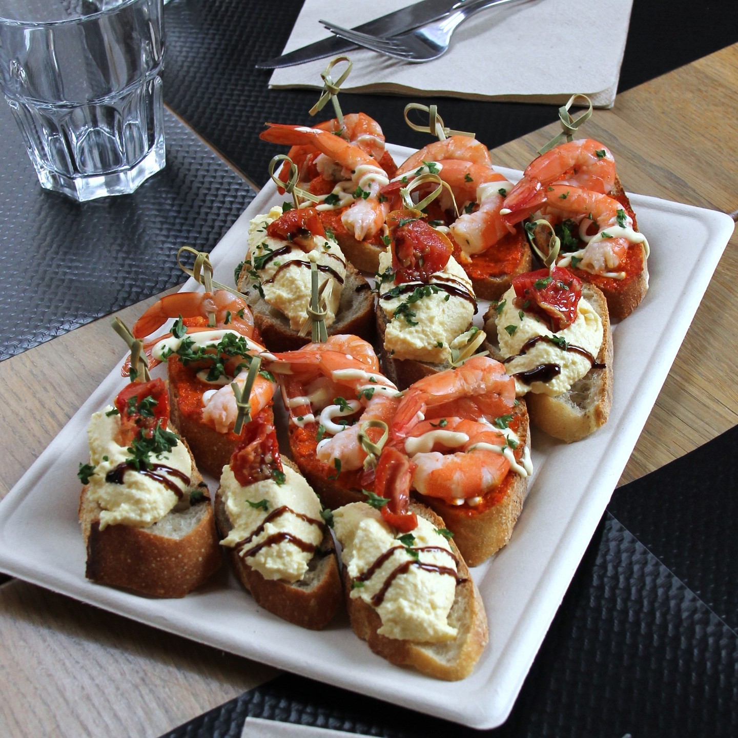 Vente à emporter :
Pour vos apéros à la maison ou après une réunion au travaille.
Vous avez la possibilité de nous commander des plateaux de tapas, pinchos, pièces cocktails...
N'hésitez pas à aller voir ce que l'on propose sur notre site internet, ou vous pouvez aussi, nous appeler pour avoir plus de renseignements.