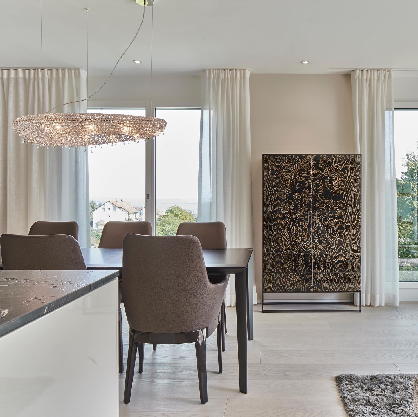 Throwback to a project that we completed a while back💥
Our client was looking to furnish their living room with earthy tones and timeless pieces, while incorporating some items that give the room a special touch. Together with our client, we carefully selected two statement pieces. The bold pattern of the cupboard adds a vibrant touch to the room with its golden details. The pendant chandelier, made out of Swarovski crystals, effortlessly captures attention with its dazzling design. The crystals bring a touch of opulence and spark the room with a radiant and luxurious ambiance.
#livingspace
#livingroomdesign
#home
#furnituredesign
#interiordesign
#furniture
#homeinspo
#homeinterior
#interiorinspiration
#lighting