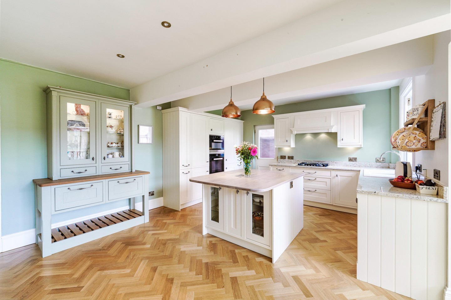 Showcase the appeal of your home through our professional real estate photography services. #HomePhotography #VintageHouse #ElegantDwelling #PhotographyServices #SkilledPhotographers