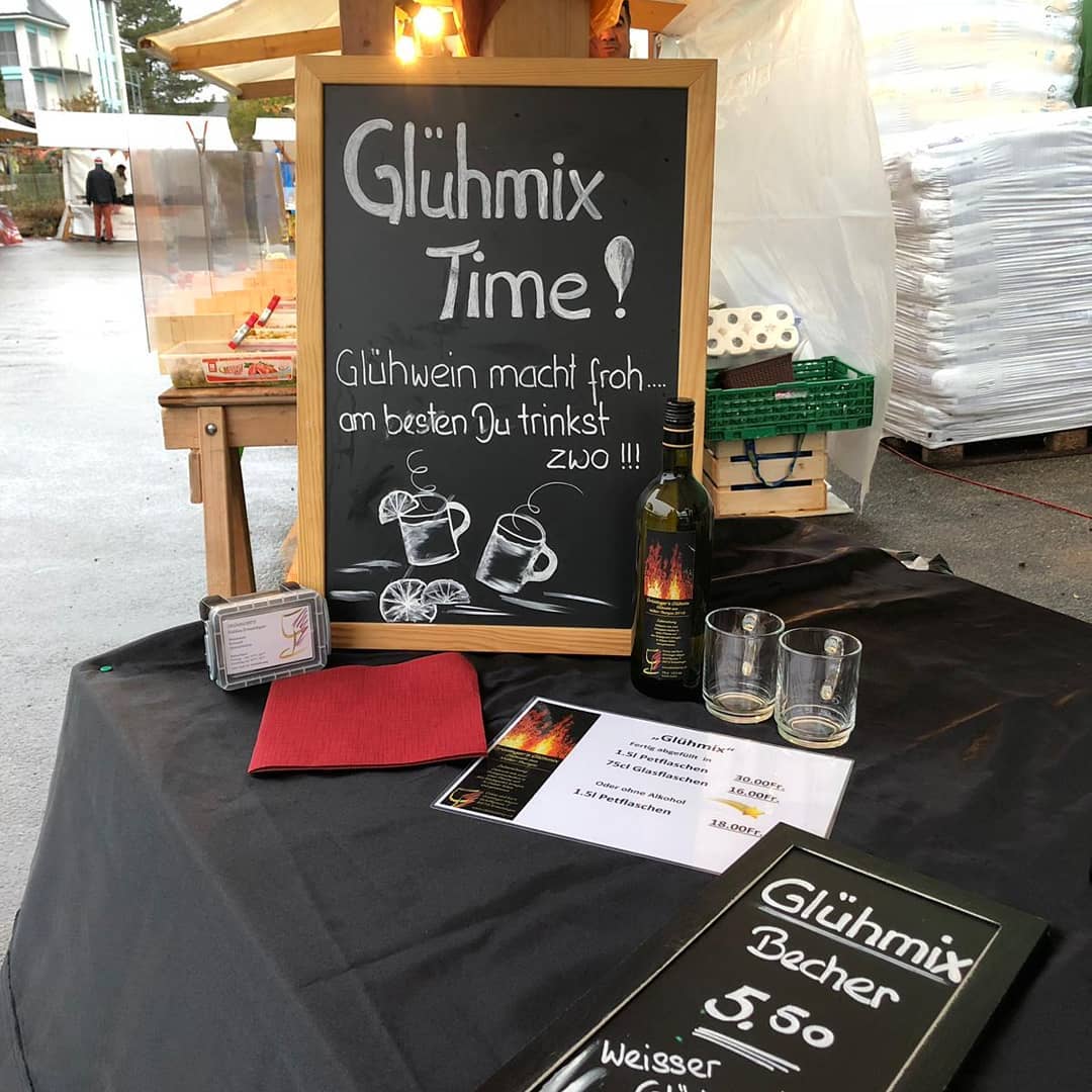 Am Ermatinger Buuremarkt haben wir heute die Glühweinsaison eröffnet.
.
.
#grüningersrebbau #familienbetrieb #ermatingen #buuremarkt #thurgau #untersee #glühwein #verkauf #saison #wein #weingut #winzer #weinbau #markt #herbst #2018