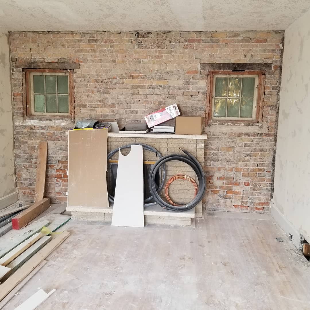 Trying to decide what to do with this fireplace. Keep the brick exposed? Paint the blocks on the fireplace or cover them with something new? #fliporflop #remodel #9thand9th