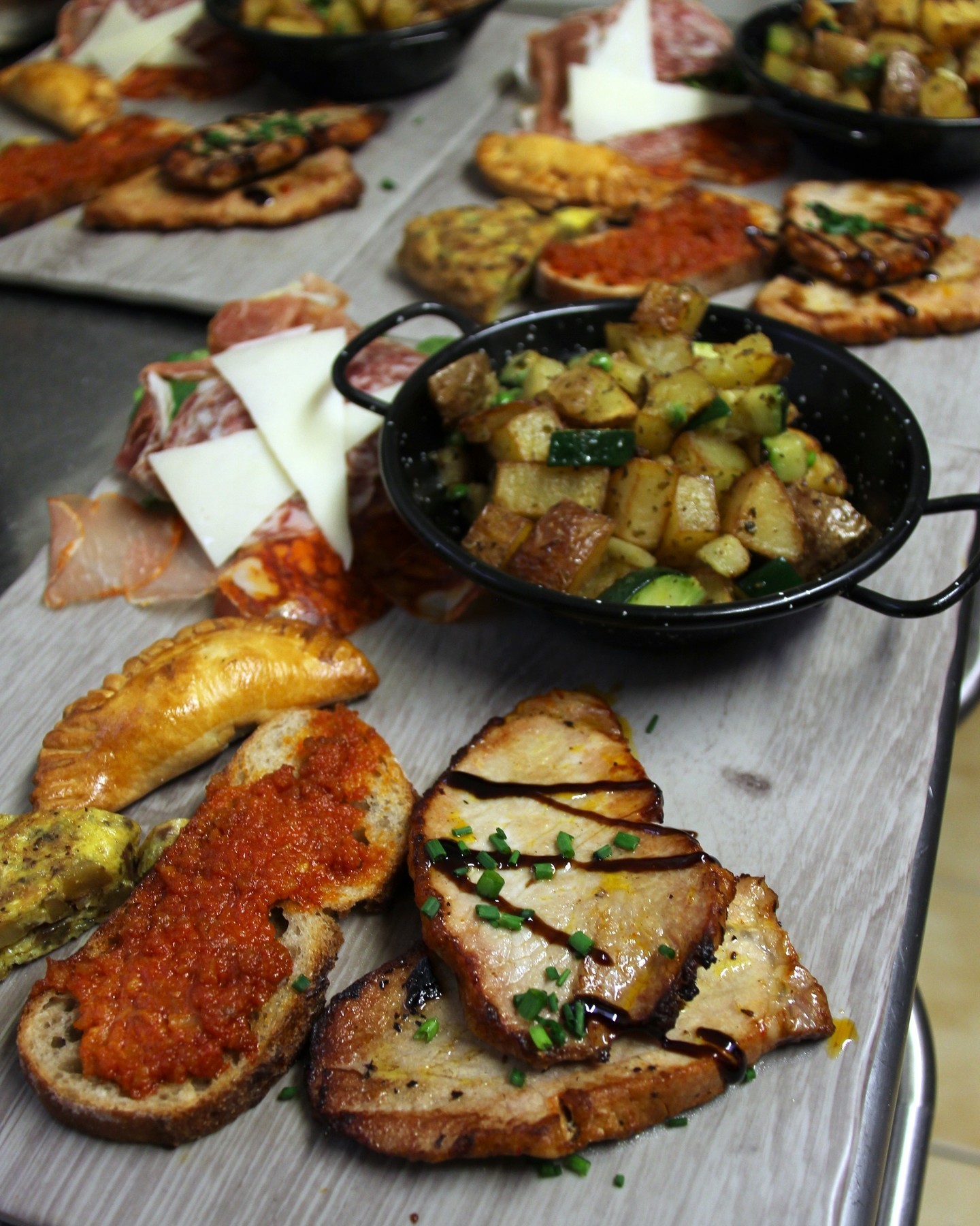 "PLANCHE REPAS "
Le midi, du mardi au vendredi.
Nous proposons pour 17€/pers, une formule gourmande composée de :
- 3 tapas variés
- Un assortiment de charcuteries et fromages,
- Un plat du jour au choix.
(+3€ pour ajouter un dessert)
#formulerepas #menudumidi #restaurantreims #reimsgourmand #cuisineespagnol #tapas #charcuterieespagnole #platdujour