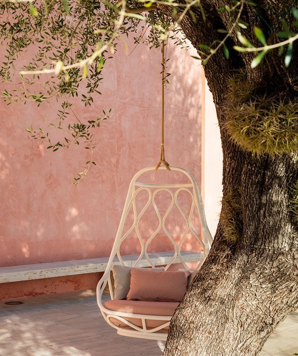 Get ahead of the game and add a playful touch to your outdoor space with these Nautica swinging chairs. Early preparation for endless outdoor enjoyment!☀️😎
#furnituredesign
#furniture
#outdoordesign
#outdoorliving
#luxuryfurniture
#exteriordesign
#outdoordecor
#outdoorlounge