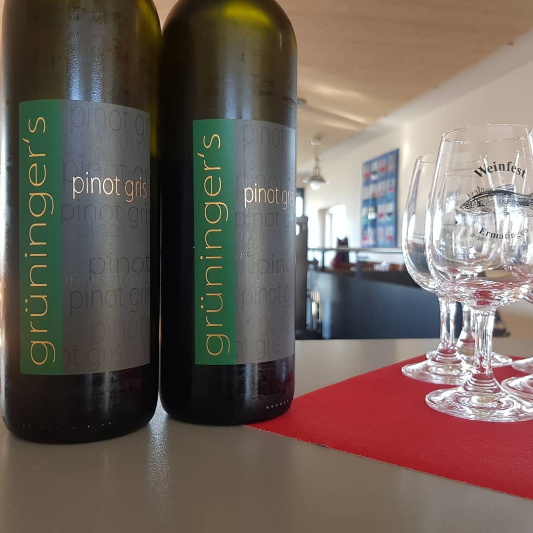 Am Wümmerhöck laden wir alle Erntehelfer und Helfer ein die uns das ganze Jahr helfen. Bei einem feinem Nachtessen, mehrere Gläser Wein und ein paar runden Lotto geniessen wir den schönen Abend.
.
.
.
#grüningersrebbau #grüningerspinotgris #wein #weinbaubetrieb #weinbau #weingut #wümmerhöck #rebbau #reben #herbst #helfer #helferessen #essen #salat #ermatingen #thurgau #segelclubhütte #ernte #2018 #ende #lotto