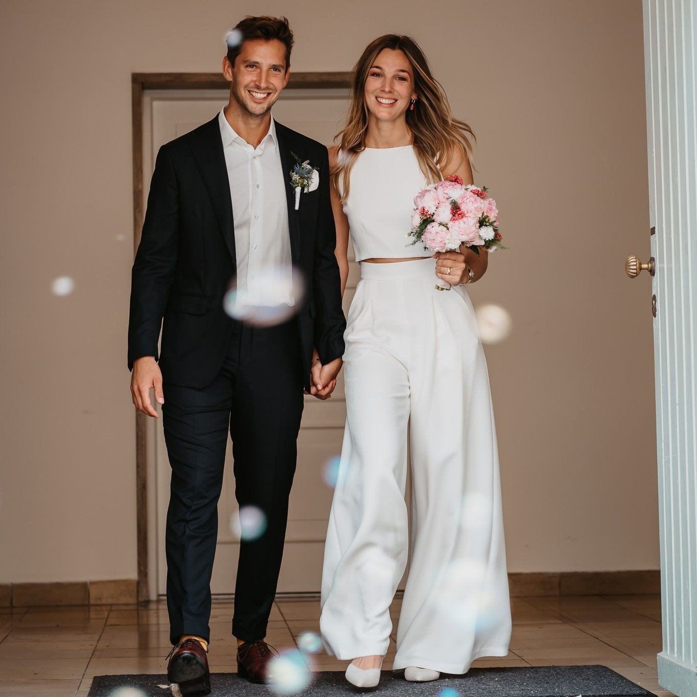 bei diesem Bild muss ich irgendwie an folgenden Songtexten denken
"You and me belong together, like cold iced tea and warmer weather"
es hat einfach alles perfekt gepasst!
@leonielino & @lerchmax mit euch hat alles angefangen... und hierfür bin ich euch unendlich dankbar!
#Wedding #standesamt #munich #summerhochzeit #belongtogether
#hochzeitstag #hochzeitsfotografin #fortinaphotography #Hochzeitsinspiration