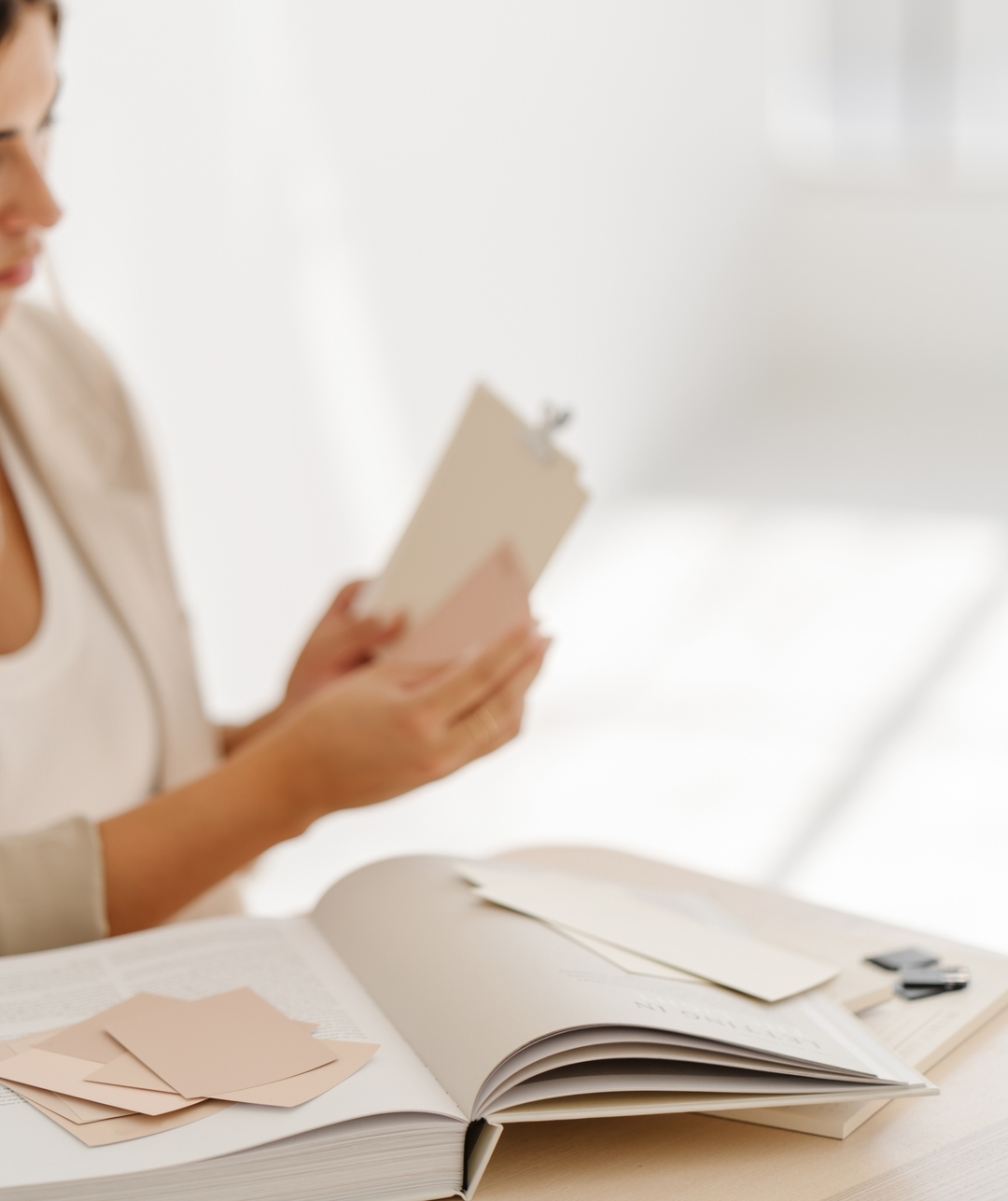 Känner din idealkund dig? 🍀
Föreställ dig ditt varumärke som det där vänliga ansiktet som din ideala kund känner och litar på.
Allt handlar om att skapa en genuin koppling till din publik.
Det är mer än bara en vacker logotyp; det är hjärtat och själen i ditt företag, som förkroppsligar dina värderingar, mål och övergripande uppdrag. Men det är också att känna till din publiks smärtpunkter och att kommunicera "Jag kan svara på ditt problem."
Ta ett steg tillbaka och titta på ditt varumärke genom din ideala kunds ögon. Ger det varma känslor av pålitlighet och autenticitet? ☺️
#brand #branding #branddesign #varumärke #varumärkesbyggande #varumärkestips #företagsutveckling #företagare #egenföretagare #drivaeget #drivaföretag #soloföretagare #solopreneur #småföretagare #kvinnligföretagare #branddesigner #coach #coacher