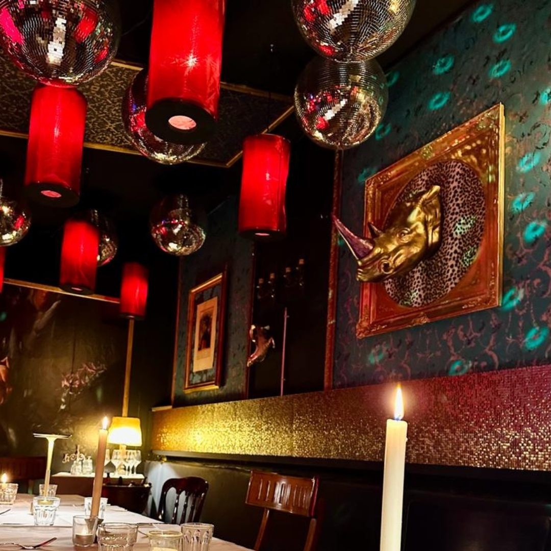 Step into the vibrant vibes of Popup am Damm ✨ Disco balls, red lights, and quirky decor set the stage for unforgettable evenings, Wednesday through Saturday. 🔥 Secure your spot with a reservation and let the good times roll! 🍽️🎉
#restaurant #craftbeer #popuprestaurant #beerlover #feierabendbier #supportlocalbusiness #lettenzuerich #drinks #foodporn #bar #wipkingen #popupzurich #soulfoodbyaris #food #popup #limmat #cheers #popuplife #dineinstyle #limmatlove #kreis10 #kafifuerdich #chreischeib #züri #gastrozürich #dammfuerdich #letten #züribier #caribbeanfood #amdamm