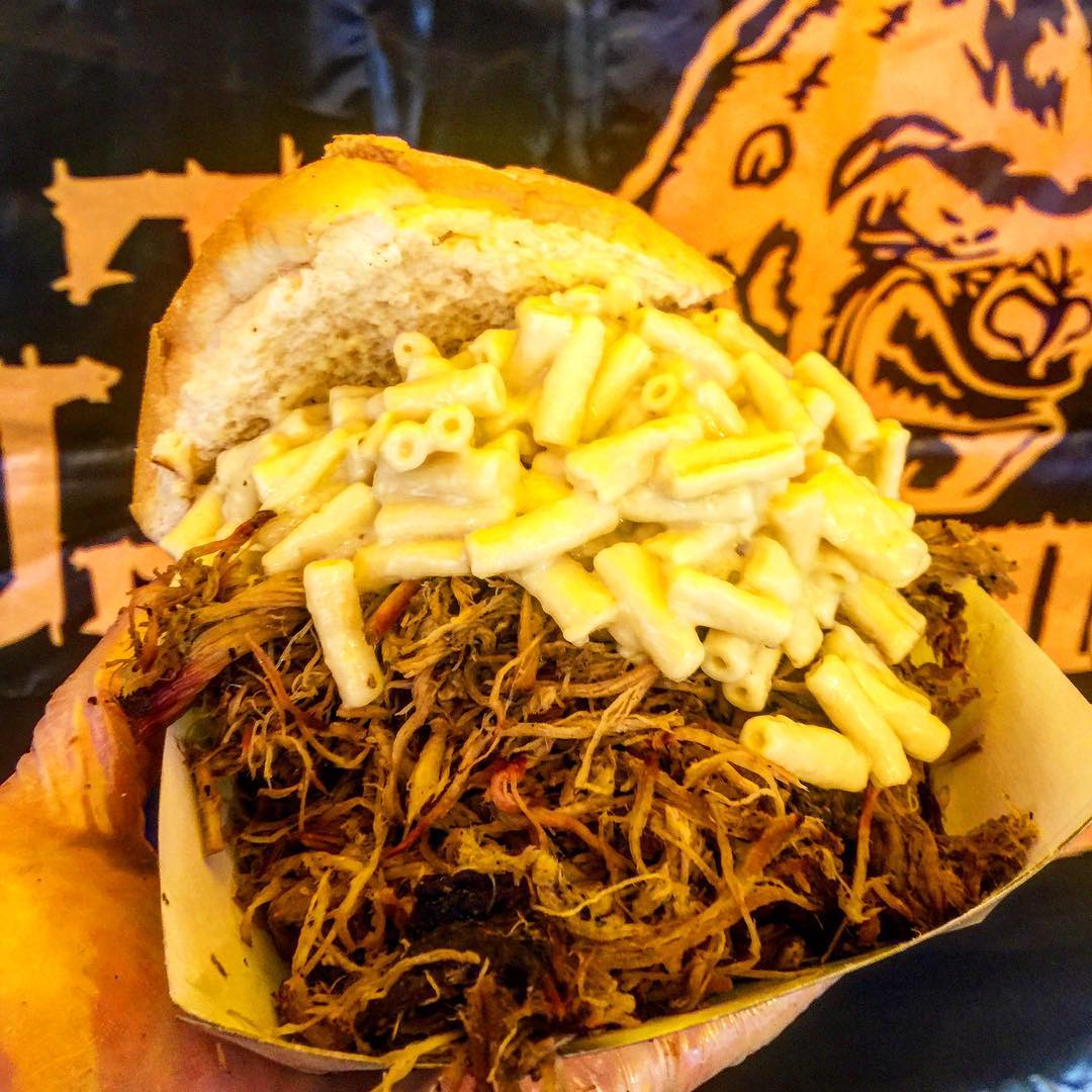 Come try our smokey loaded Mac & Cheese Pulled Pork Sandwich🔥 🐷 🧀 #texasbbq #meat #porkbutt #bbq #pulledpork #tasty #protein #smoked #macandcheese #oak #sandwich #theurbangriller