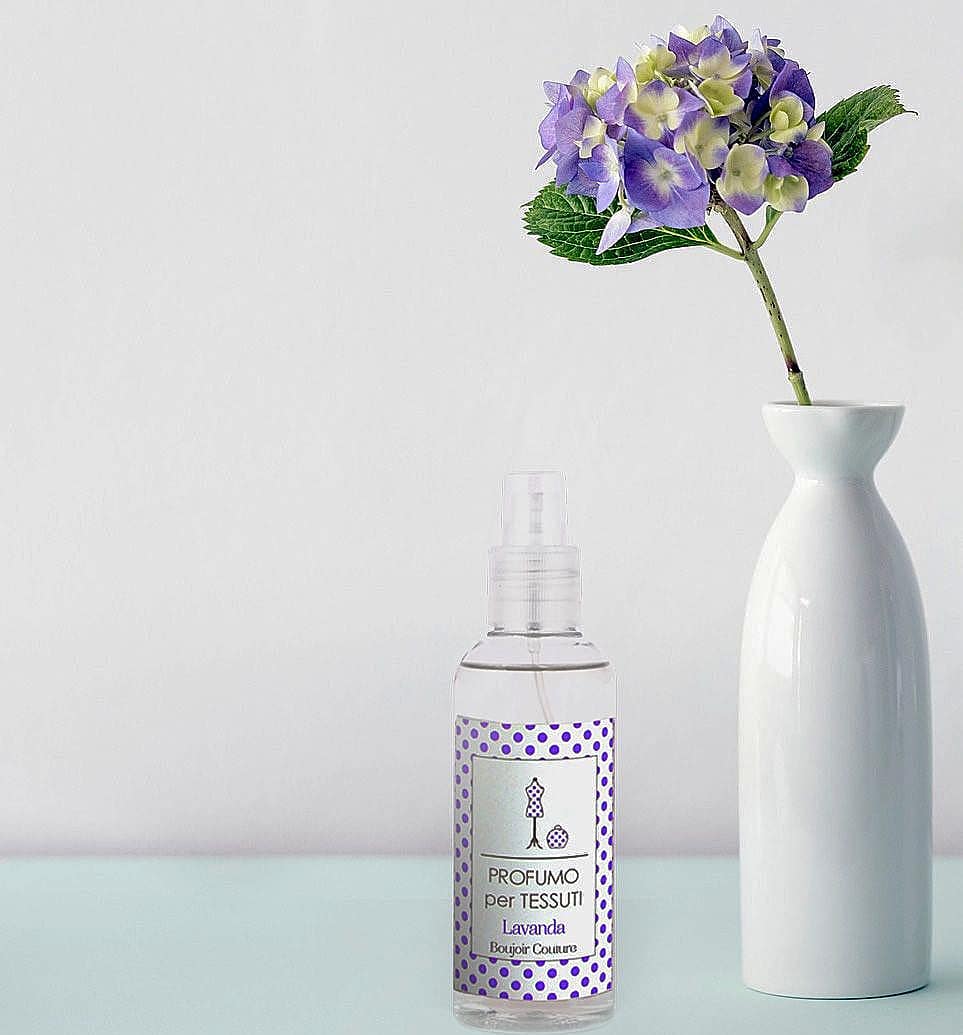 Un tocco di #profumo prima di uscire di casa. Una #fragranza inconfondibile per rinfrescare i #vestiti e i #tessili della #casa.
Spray Boujoir Coture #lavanda Shop on ambienteeprofumi.com o nelle nostre boutique