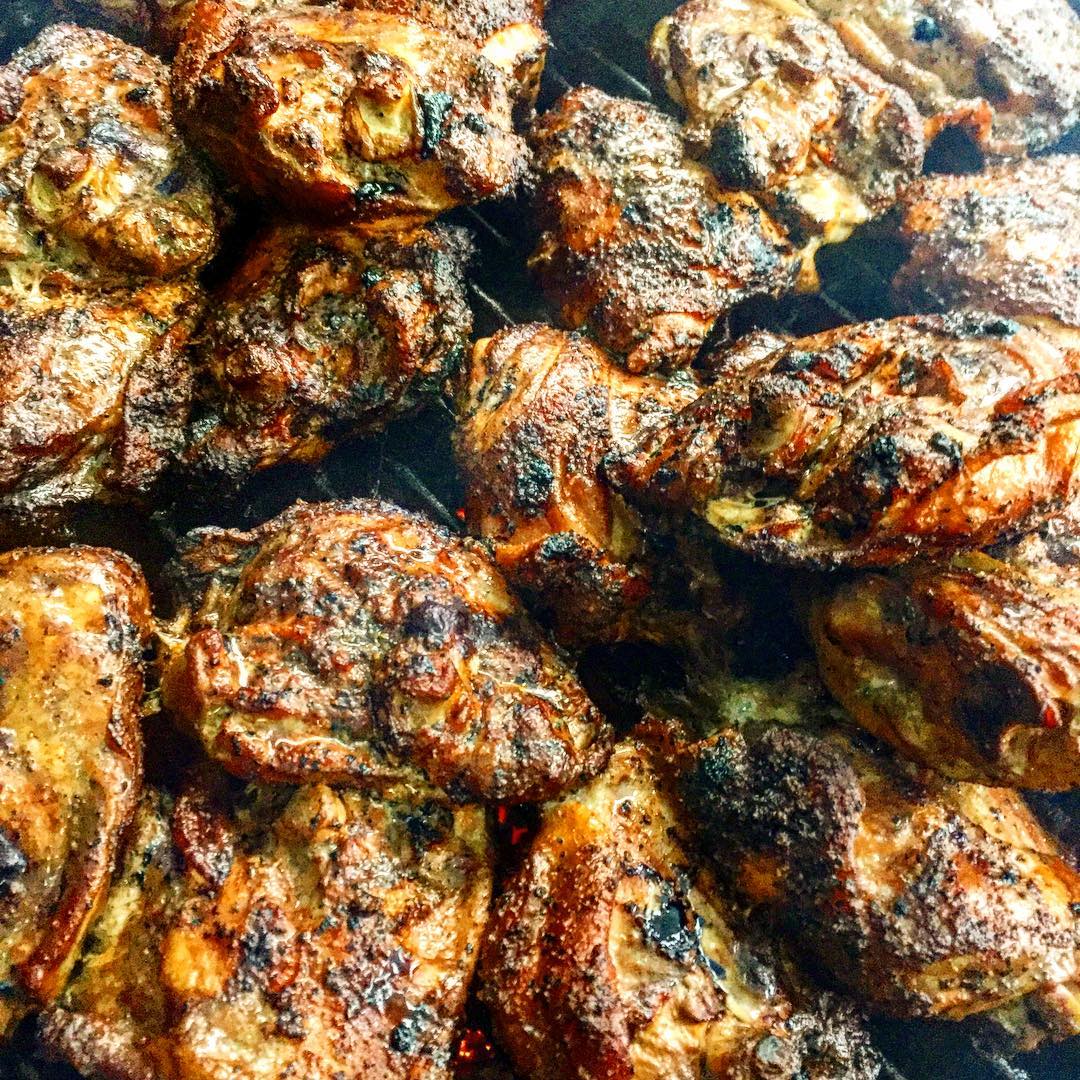 We sure love to oak smoke dat chicken😋🔥🐔 #texasbbq #texas #meat #chicken #smokeychicken #bbq #foodgasm #protein #tasty #toogood #oak #feast #meaty #theurbangriller