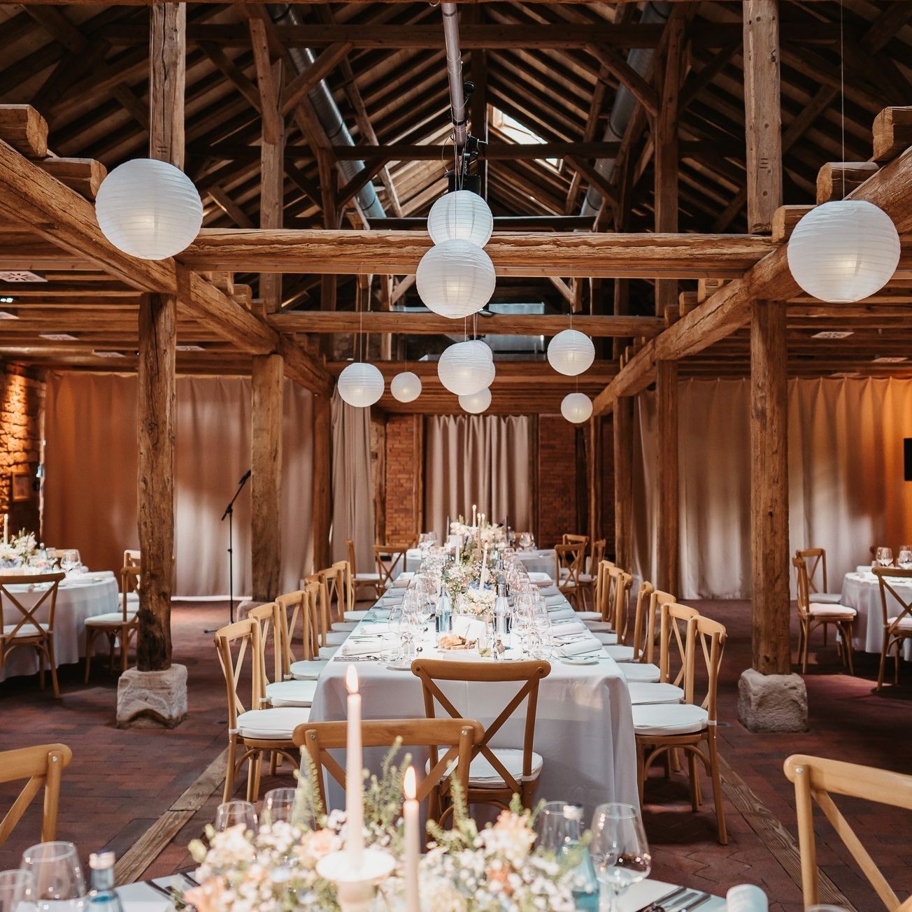 Eine Location mit ganz viel LIEBE zum Details @gutshof_unterbessenbach
Ich freue mich immer wieder über Anfragen von Brautpaaren die hier heiraten...
man bucht quasi das rundum sorglos Paket <3
#Aschaffenburg #Hochzeitslocation #Sommerhochzeit #softfloral #gutshof #unterbessenbach #scheunenhochzeit #Hochzeitsfotografin #elegantwedding #bridesmagazin #weddingplanners