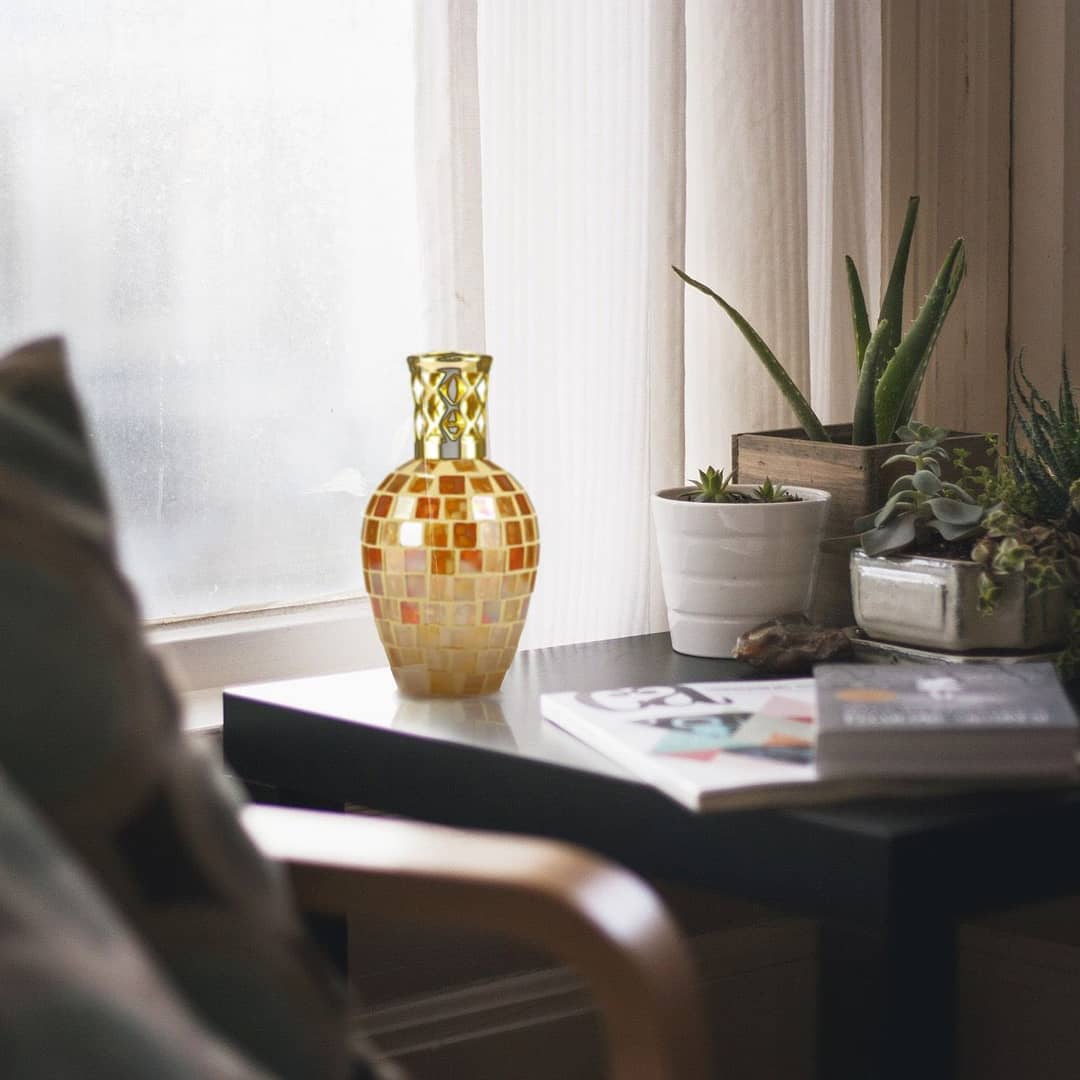 Cosa c'è di meglio che passare la #domenica #pomeriggio a #leggere un buon #libro, coccolati da avvolgenti note d'Oriente, con la nostra #fragranza #Ambra.
Diffusione tramite #lampada #catalitica che brucia gli odori e diffonde l'essenza profumata. Shop on ambienteeprofumi.com o nelle nostre boutique