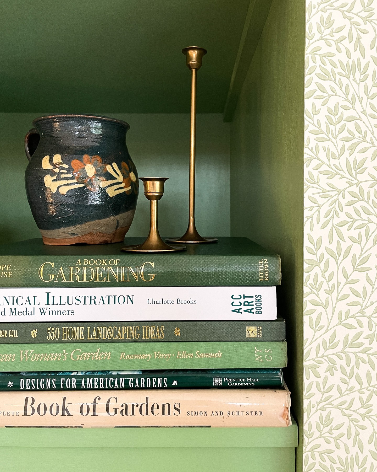 A lovely little shelfie moment from one of my favorite styling projects. 🌿
