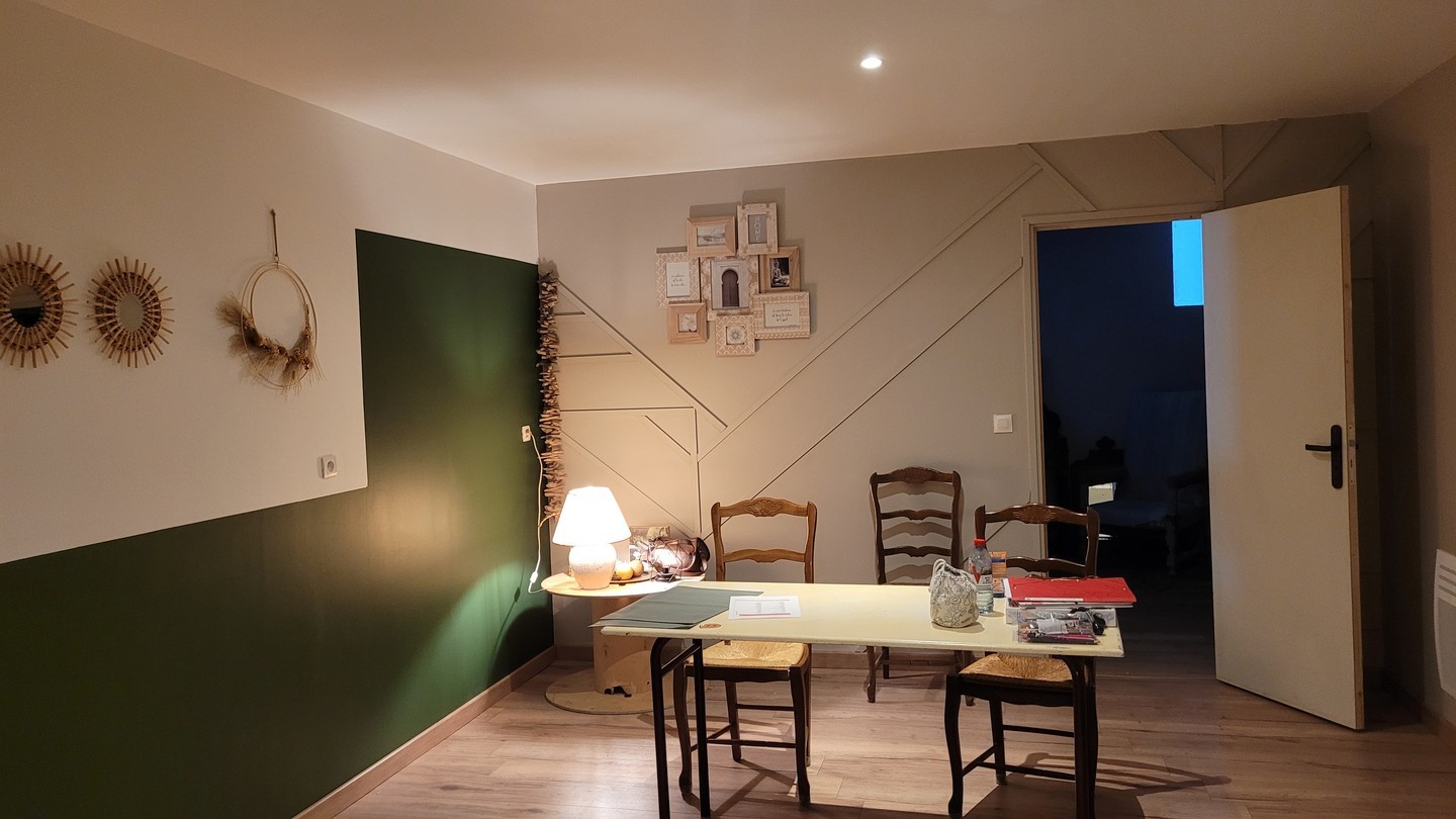 Atelier socio-esthétique pour personnes atteintes d'Alzheimer à l’initiative de la Fédération Familles Rurales d’Indre-et-Loire dans un local aménagé à Château-la-Vallière (37).
L’objectif de la Fédération Familles Rurales d'Indre et Loire est de proposer un atelier socio-esthétique d’1h30 aux bénéficiaires pendant que les aidants (famille) sont réunis en groupe de parole afin d’évoquer leur quotidien ponctué par la maladie de leurs proches.
Objectif de l'atelier du jour : motricité et stimulation de la mémoire