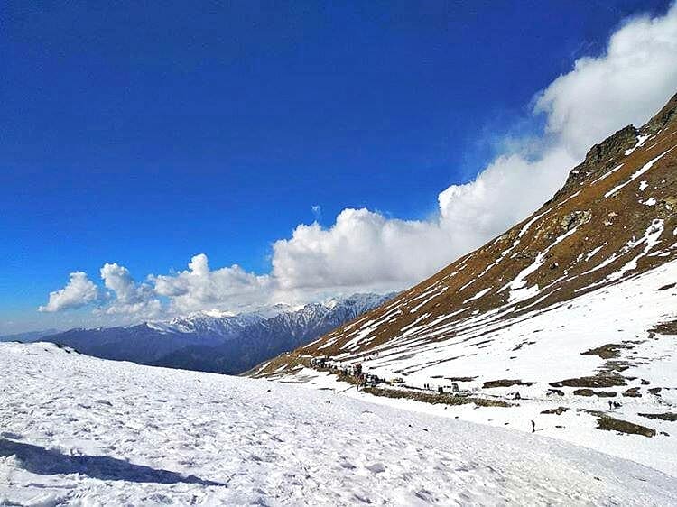 To all the paths you travel, make sure some of them are snowy 🌨🌬❄
.
Where: Rohtang Pass, Manali
.
.
.
.
.
.
.
.
.
@dubai_exquisite
@natgeotravel @natgeoindia @instagram #travelplaces #travelwell #wanderoften #wanderplanet #travellust #wanderfar #potd31oct #famouzwe #youmenwee #novvthu