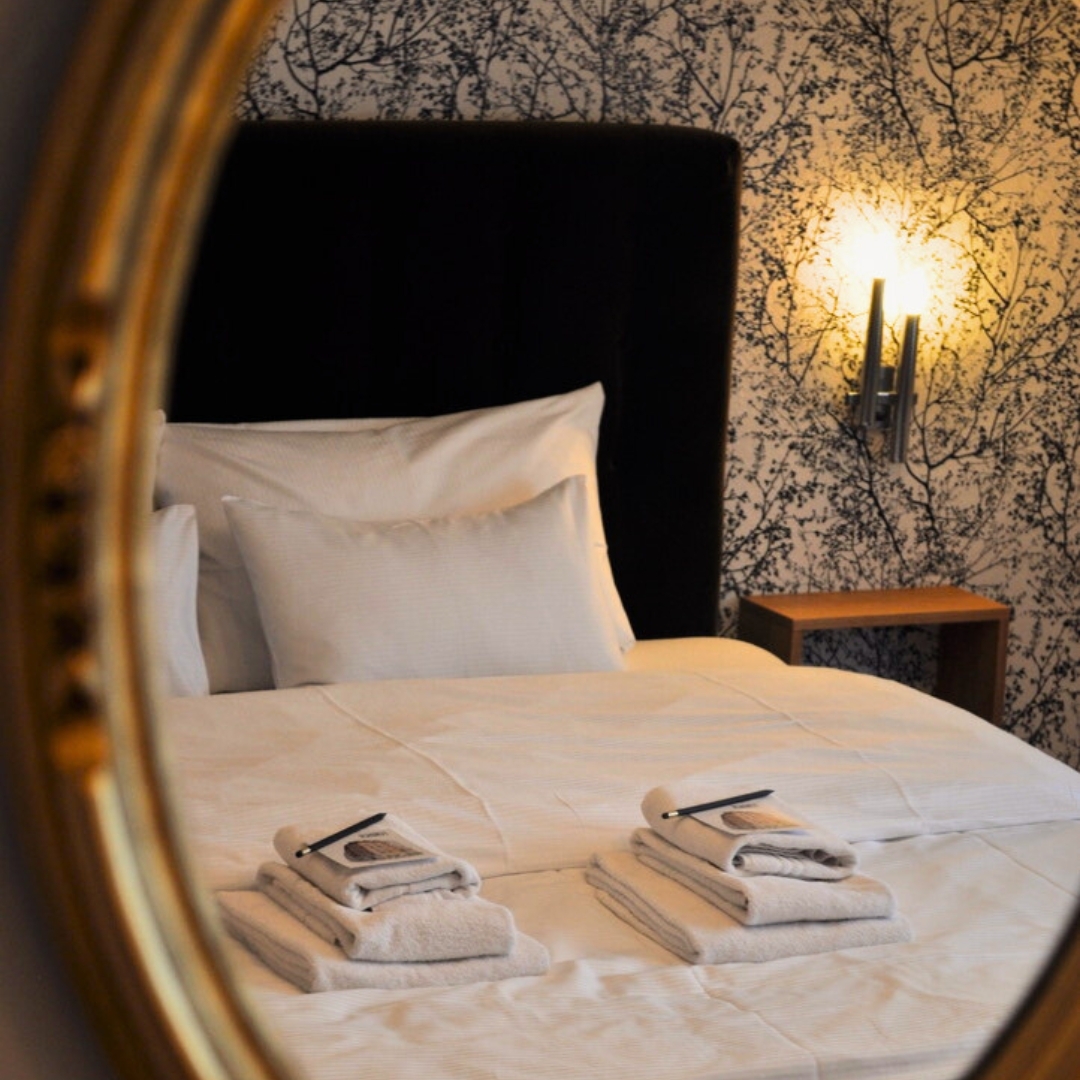 🛌🏻 Guesthouse fürDich 🪞
Bei uns wohnst Du in einem liebevoll gestalteten Zimmer so individuell und besonders wie Du selbst. In einem stolzen alten Haus inmitten des Zürcher Kiez.
#guesthousefürdich #budgettravel #hotel #bedandbreakfast #dammfürdich #kafifürdich #fürdich #aussersihl #hostel #travelgram #tourism #myswitzerland #inlovewithswitzerland #interiordesigns #visitswitzerland #zürich #restaurant #beer #wanderlust #gmüetlich #barista #party #chreischeib #zürichtourismus #breakfast #gastrozürich #architecture #feierabendbier #coffee #vintagelovers