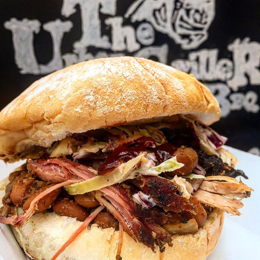 We sure love to load up dat smokey pulled pork sandwich!!🔥🐽 #bbq #texasbbq #pulledpork #pintobeans #slaw #meat #sandwich #protein #feast #smokey #porkbutt #meat #oxfordshire #yummy #theurbangriller
