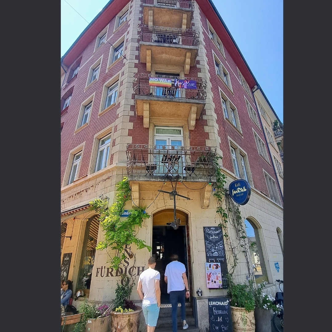 S'Kafi und s'Guesthouse fürDich laded eifach ii zum inecho. Schrib i de Kommentär wies dir amel so gfallt bi üs. ✏️
#guesthousefürdich #budgettravel #hotel #bedandbreakfast #dammfürdich #kafifürdich #fürdich #aussersihl #hostel #travelgram #tourism #myswitzerland #bar #drinks #cocktails #food #restaurant #beer #bartender #cocktail #barista #party #chreischeib #brunch #breakfast #gastrozürich #pub #feierabendbier #coffee #happyhour