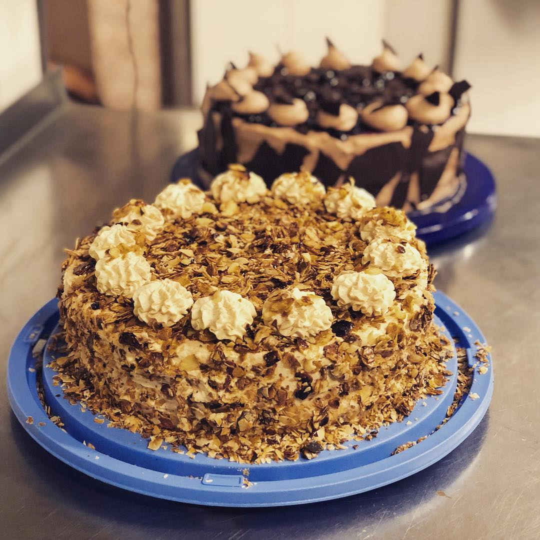 Passend zur kalten Jahreszeit haben wir für Sie kalte Spezialitäten vorbereitet! Eine Frischkäse-Mocca-Torte und eine Schokoladen-Sahne-Torte!
Kommen Sie vorbei und genießen Sie ein Stück für 6,80€. SOLANGE DER VORRAT REICHT!
___________
Foto: @iamtelios
#restaurant #greek #restaurantkypros #altona #ottensen #greekfood #foodporn