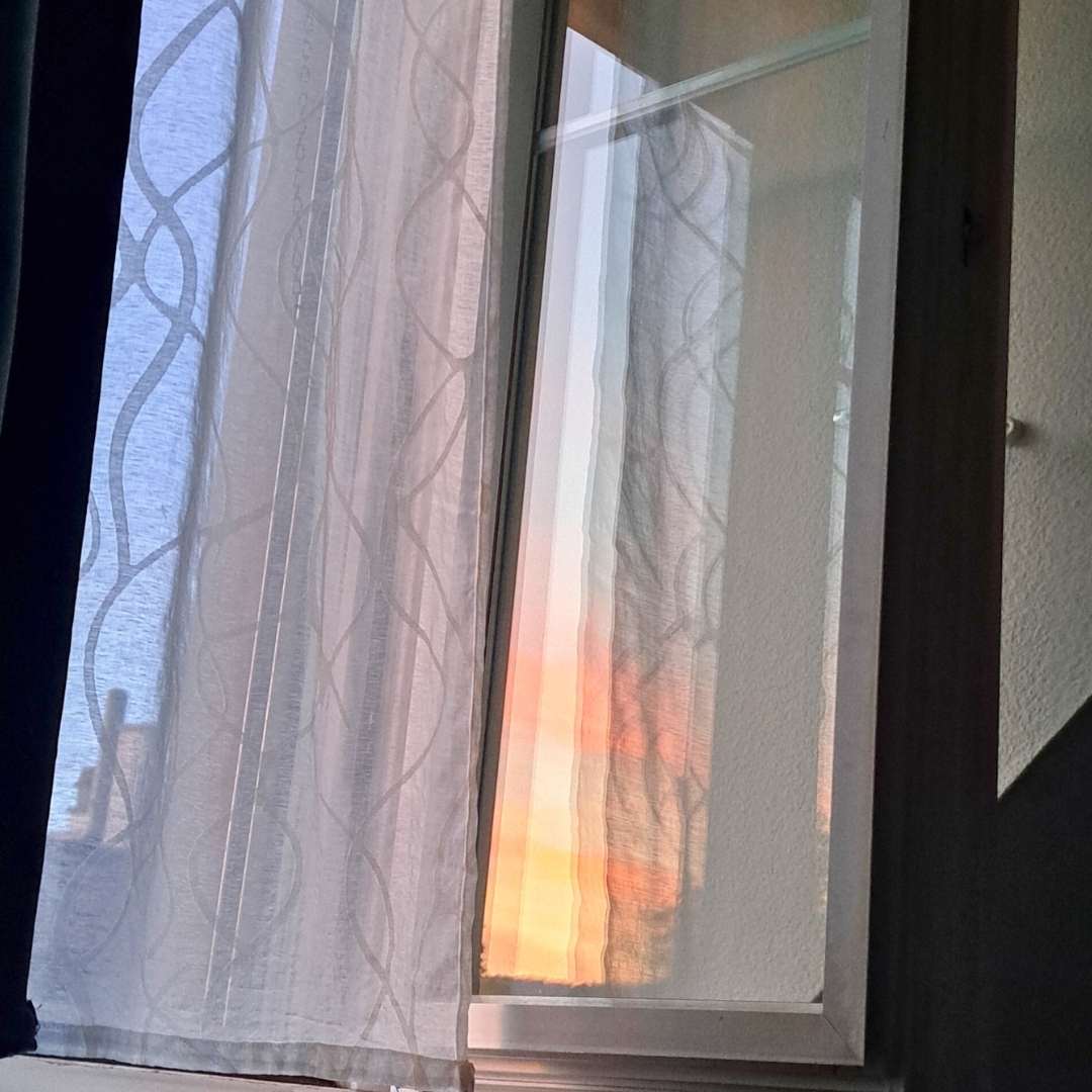 Wenn am Morge die wunderschöne Liechter vom Sunneufgang im Fenster spiegled. So chönnt din Morge usgseh im Guesthouse fürDich 🌅