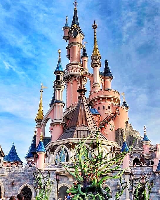 Disney Land? Nope, more like a dream land 😍😍 Where: Disney Land, Paris .
.
Follow: @whimsicalvibe .
Credits: @sachin.arora619 ❤
.
.
.
.
.
@instagram
@dubai_exquisite @natgeotravel #disneyland #paris #wheninparis #follow #travelplaces #wanderingplaces #wanderlust #wanderings #europe #likeandcomment #indianblogger #instatravel #instagram #instafollow #travel #travelmore #traveller #travelblogger #indiantraveller #indiafeature #travellifestyle #satpartiez