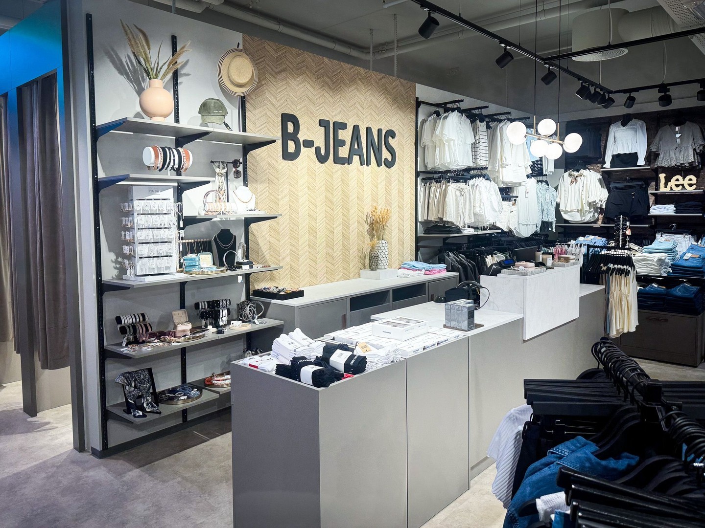 ✨ Ny butikk hos B-Jeans på Fagernes ✨
B-Jeans åpnet nylig en fantastisk butikk på Fagernes, og vi i New Shop er glade for å ha fått være med hele veien! Fra konseptutvikling til ferdigstilling – vi har designet og montert innredningen, levert gulv og bygd prøverom.
Har du en idé du vil realisere? La oss ta en prat! 🌟
📞 Ta kontakt i dag for en uforpliktende prat!
🌐 www.newshop.no
✉️ post@newshop.no
#NewShop #RetailDesign #BJeans #Fagernes #Butikkinnredning