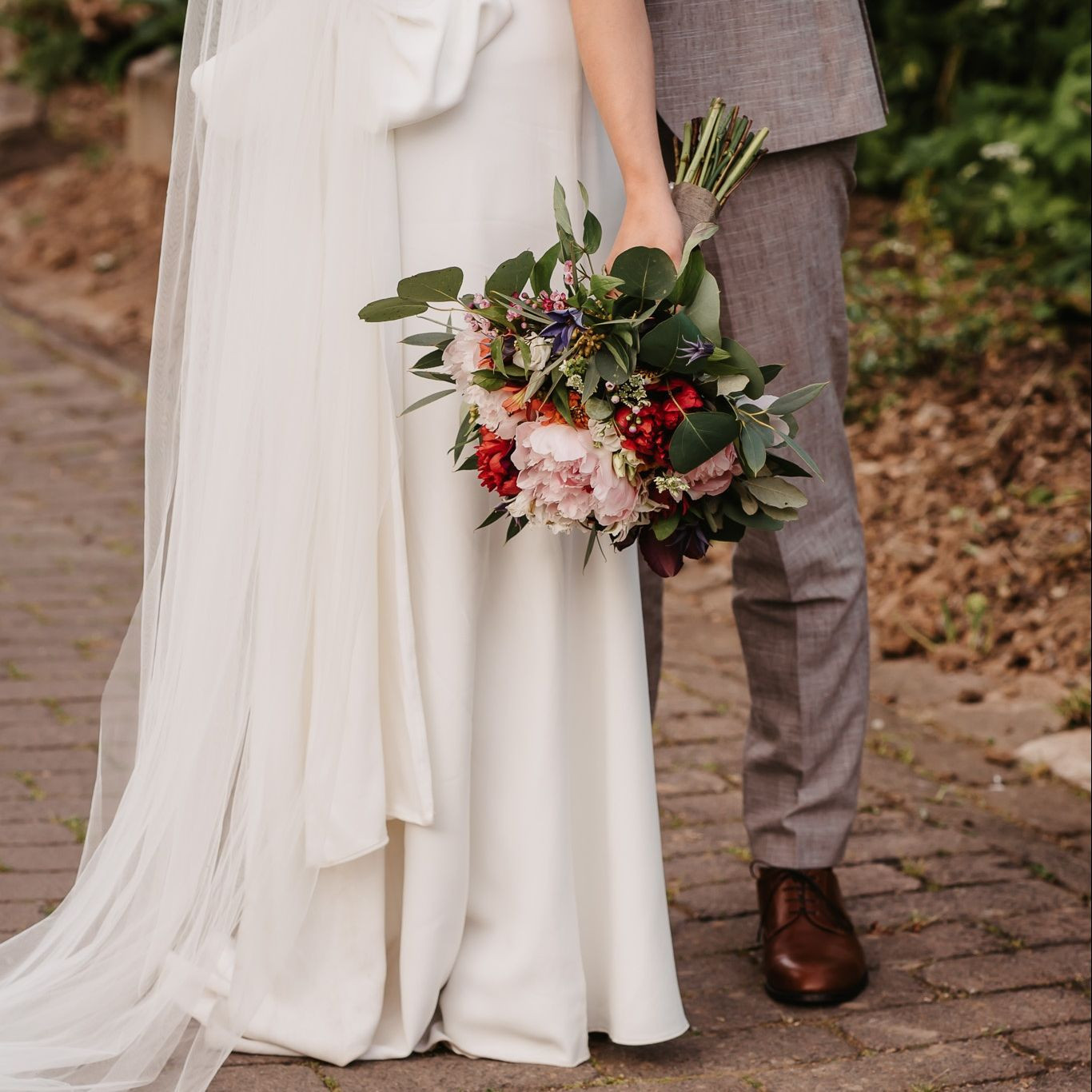 hier noch einen kleinen Einblick in die Hochzeit von K&D ❤️
Es war einfach alles so so schön!
Kleid: @victoriaruesche
Floristik: @lottas.deko
Anzug: @wilvorststore
Location: @hofgutlangenborn
H&M: @lisa_hoeflich.makeupartist
#wedding #aschaffenburg #fotografie #Hochzeitsfotografie #Floristik #Detailverliebt #germanwedding #Kahlgrund
