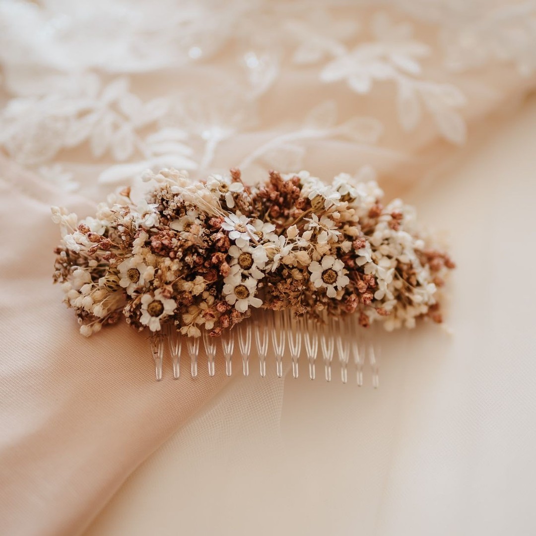 its all the little things that matter the most <3
Kleid: @victoriaruesche
Location: @hofgutlangenborn
H&M: @lisa_hoeflich.makeupartist
#gettingready #haaremakeup #hochzeitsinspiration #haarschmuck #brautfrisur #trockenblumen #hofgutlangenborn #schöllkrippen #aschaffenburg