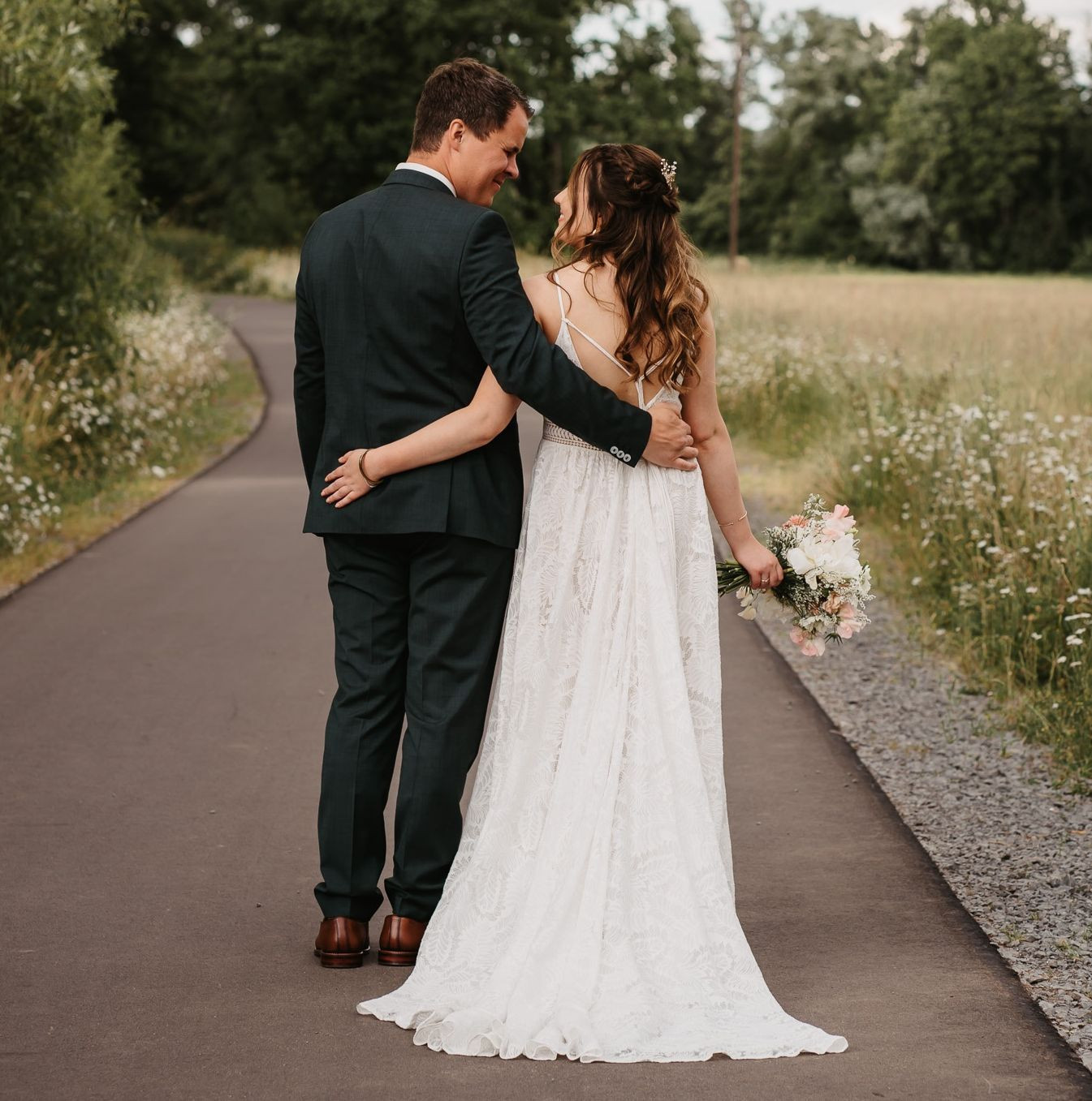 A&A
.... eine ganz wundervolle Juni-Hochzeit mit freier Trauung im grünen, sommerlichen Blumen vom @bluetenreich, musikalischer Begleitung @event.singer.lisa und einer Traumhaften Location @behls_genusshotel
Danke für Euer Vertrauen und diese wunderschönen Tag mit Euch!
#Hochzeitsfotografie #Brautpaarshooting #Aschaffenburg #bridetobe #afterweddingshooting #realwedding #civilwedding #hochzeit 