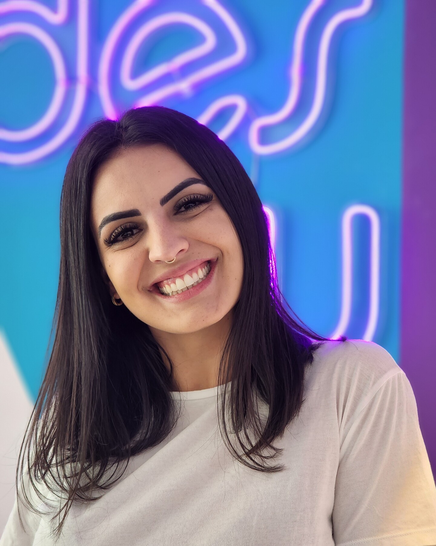 Mas afinal, quem está por trás da agência Dès Vu? 🤔
Pra quem ainda não teve a oportunidade de vir aqui na agência ou de me conhecer pessoalmente, venho aqui hoje contar um pouquinho sobre mim! 🙈🥰
Meu nome é Bárbara, mas pode me chamar de Bá 💜
Sou turismóloga, formada pela UFPR, agente de viagem há 15 anos!! Consultora de intercâmbio, especialista em ensino superior no exterior e acima de tudo apaixonada pelo mundo! 🌍
Minha primeira experiência com esse mundo das viagens e a primeira vez que eu entrei em um avião na vida, foi para ir aos EUA com 16 anos rumo à uma cidadezinha de 2 mil habitantes no meio das montanhas em Kentucky! haha
E depois de 1 ano morando lá, com uma família incrível e que guardo no coração até hoje, voltei para o Brasil com sede de mais, com sede de mundo e com vontade de compartilhar essa experiência com todo mundo que eu conhecia.
6 meses depois que voltei dessa experiência, prestei vestibular e não foi a toa que escolhi o curso de Turismo @turismoufpr - que não é só viajar tá? haha - que me proporcionou experiências incríveis de estágio e também junto ao Movimento Empresa Júnior @bjnoinsta e a @trilhasufpr
No meio da faculdade tranquei o curso e fui estudar francês em Nice, na França por 6 meses! E tive minha segunda experiência e contato com o mundo do intercâmbio, que só me fez querer mais e mais trabalhar com isso.
Estes com certeza foram os primeiros passos para que eu desejasse abrir meu próprio negócio. E em 2016 realizei meu sonho e abri a Dès Vu Intercâmbios e Turismo. Estou muito feliz de poder compartilhar com vocês, amigos, família e clientes, que estiveram todo este tempo ao meu lado um pouquinho da minha trajetória💜
É isso aí! Prazer em conhecê-los 🙋