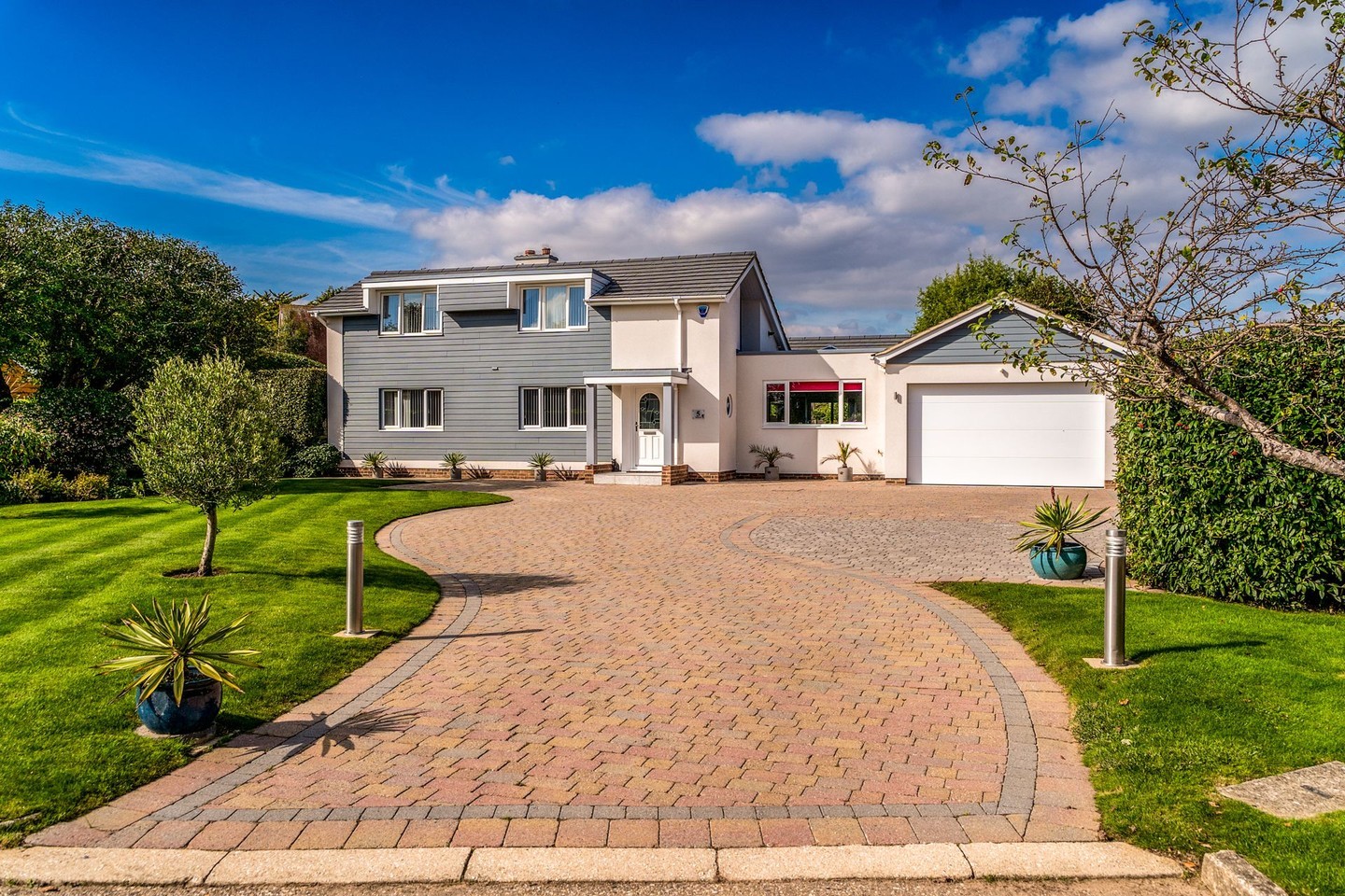 ๐กโจ Recently photographed this stunning refurbished family home located on a sought-after private marine estate in West Sussex! ๐๐ฟ
This beautifully updated property boasts modern amenities and with its spacious living areas, a gorgeous garden, and proximity to the seafront, itโs perfect for family life and entertaining.
Swipe through to see the breathtaking interiors and outdoor spaces that make this home truly special! ๐ธ๐
#WestSussex #FamilyHome #RealEstatePhotography #MarineEstate #DreamHome #RefurbishedBeauty