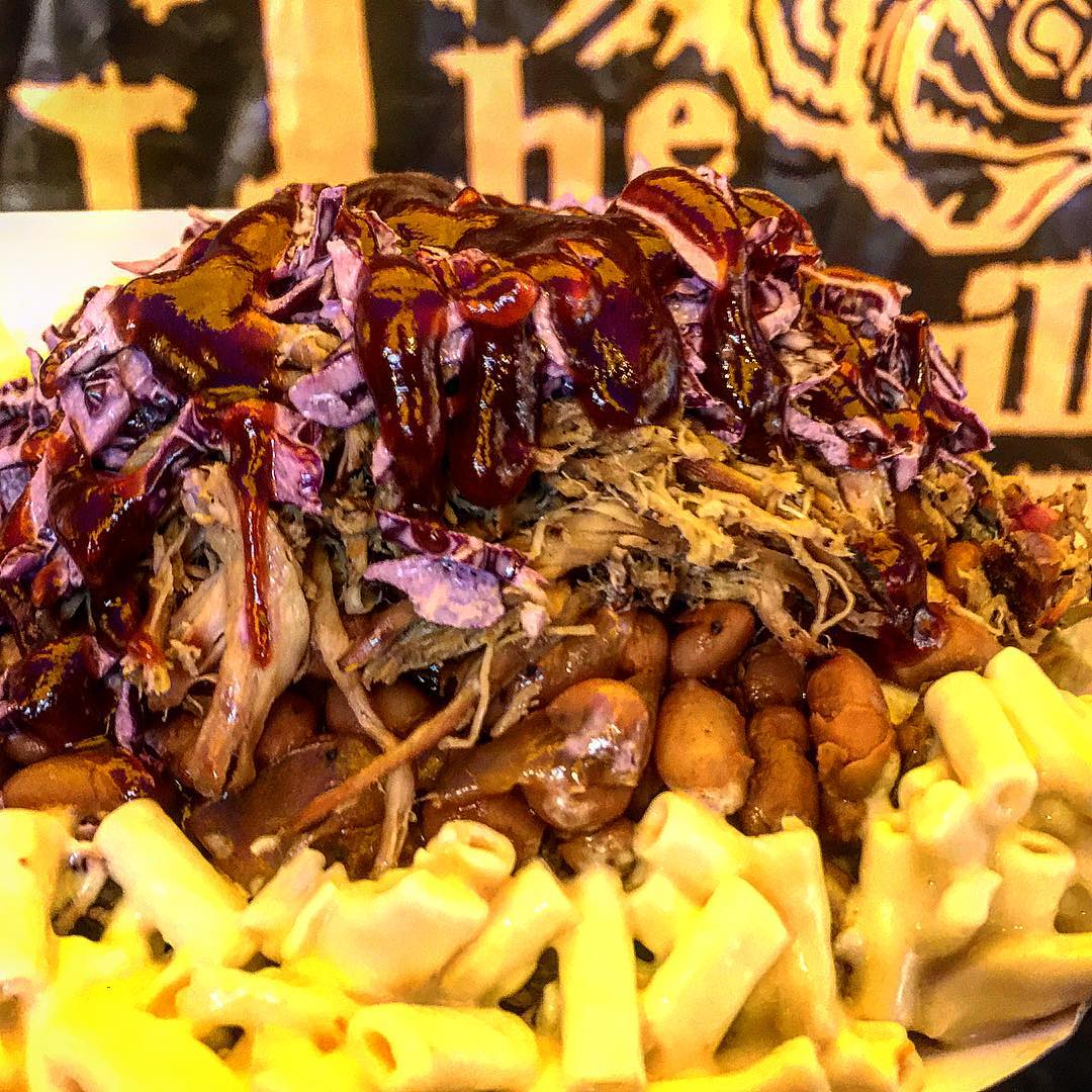 Why would you not load up smokey Mac n’ Cheese, 10 hour oak smok’d pulled pork, pinto beans n’slaw? 😁😋🔥 #texasbbq #bbq #loaded #pulledpork #macandcheese #meat #cheesey #feast #bbq #pintobeans #slaw #foodie #foodporn #theurbangriller