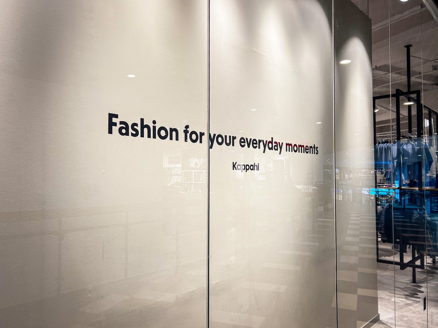 En fantastisk nyåpning av Kappahl på Vestby Storsenter! Vi i New Shop AS har hatt gleden av å bistå med gulvlegging, montering av innredning, og installasjon av lysrigg for optimal lyssetting. Med full prosjektledelse sørget vi for kvalitet i hver detalj! 💼✨🌟
📍 Kappahl, Vestby Storsenter
#NewShopAS #RetailDesign #Butikkinnredning #Nyåpning #Prosjektledelse