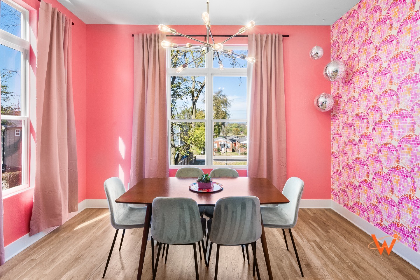 Check out this awesome dining room we captured during our shoot for @vacorastays! 🪩
Work with WATTSi ✨ https://www.wattsi.com/
#3dtour #realestate #realestatephotography #nashville #photography #nashvillephotographer