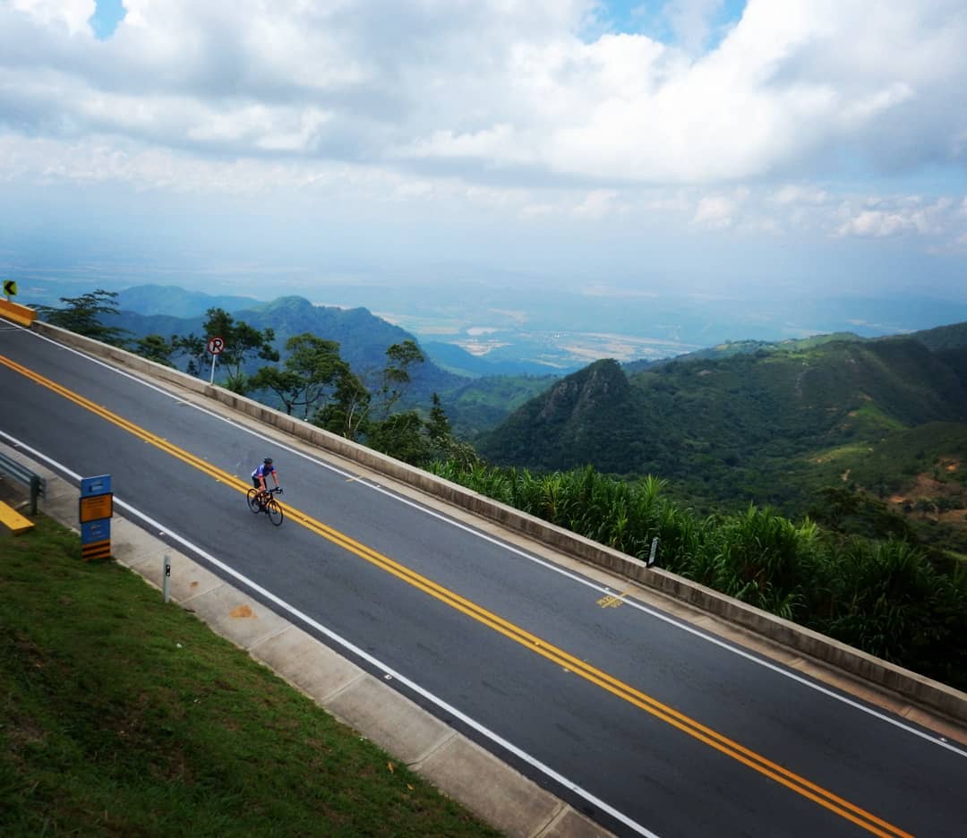 this is Colombia! challenging climbs, fun descents and amazing landscapes.
#cyclingporn #biketouring #cyclingholiday #colombiancycling #colombianbeetle #roadporn #roadcyclists #welcometothejungle