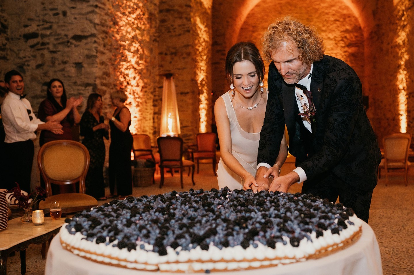 Čo dokážu dodávatelia a ako dôležité je byť partnermi?
To, že už poznáte priestor má dve stránky. Na jednej strane už presne viete, čo vás čaká a čo všetko potrebujete. Aký budget potrebujete na to, aby ste sen o dokonalej svadbe na danom mieste dokázali naplniť. Z pohľadu organizácie to teda už druhýkrát na Červenom kameni bolo iné. Bolo to ľahšie. Oveľa ľahšie. Vedeli sme presne čo nás čaká, poznali sme každý kút. Vedeli sme, čo nám prácu uľahčí. A hlavne sme vedeli, že naši partneri túto výzvu neodmietnu a že to bude opäť zážitok – pre Antóniu a Petra, pre ich hostí z Ameriky, pre nás všetkých.
Výber partnerov na takto náročnú lokalitu je extrémne dôležitý. Dokonca aj samotná lokalita má prísne pravidlá a podmienky.
Otázok bolo v úvode veľa. Prečo potrebujeme napríklad wifi, sťahovaciu firmu či tanečný parket.
Ale naša skúsenosť, otvorená komunikácia a profesionalita našich partnerov pomohli k tomu, aby každou spoločnou debatou obraz o tejto svadbe získaval konkrétnejšie rozmery.
Len vďaka našim partnerom, ich nasadeniu, odhodlaniu a chuti budovať s nami tak veľké veci dnes všetci vieme, že výsledok bol dokonalý
Mal len jednu chybu - prebehol príliš rýchlo!
ĎAKUJEME ! ❤️
foto :@lukasvazanphoto
plánovanie svadby: @ambientes_weddings
catering: @sharkam_bb_catering
technika a svetelný dizajn: @fashionsound.sk
DJ: @weddingking.sk
torta a zákusky: @domcine_
miešané drinky: straightaway_bar_catering
muah:@borisbordacs_beauty
grafický dizajn: @atelier.kristina
tlač: @dekoracnetabulky
profesionálne sťahovacie služby: @fox.way.sk
kvetinový dekor a dizajn: @ambientes_weddings
vintage nábytok: @noble_mayer
tanečný parket: @trenity_sk