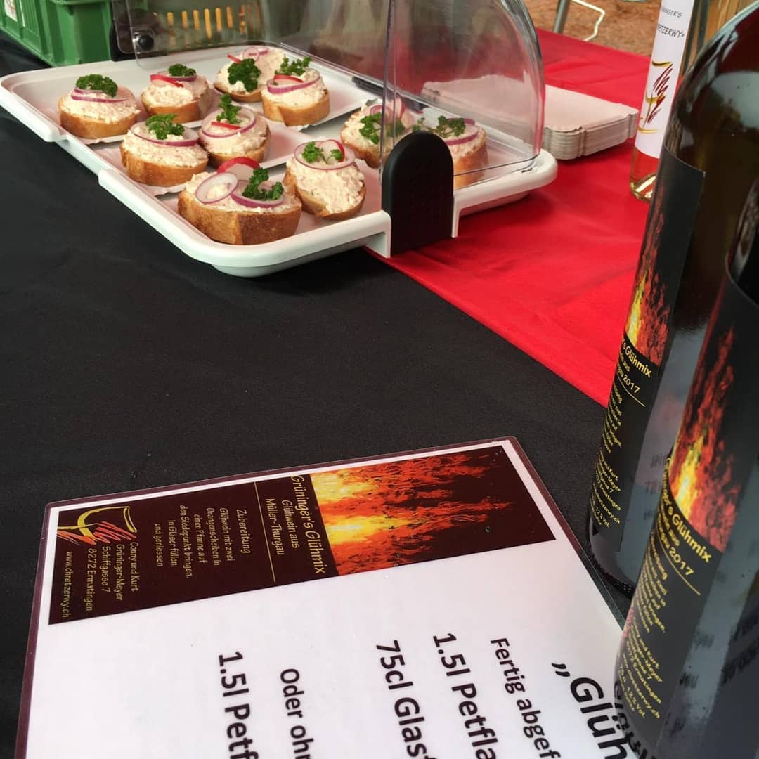 Besucht uns doch heute am Tägerwiler Weihnachtsmarkt. Bei uns gibt es weissen Glühwein mit und ohne Alkohol, dazu leckere Felchenmoussbrötli.
.
.
#grüningersrebbau #weihnachtsmarkt #tägerwilen #glühwein #glühmix #felchenmoussebrötli #zirkuswagen #glühwystübli #tägerwilen #untersee #thurgau