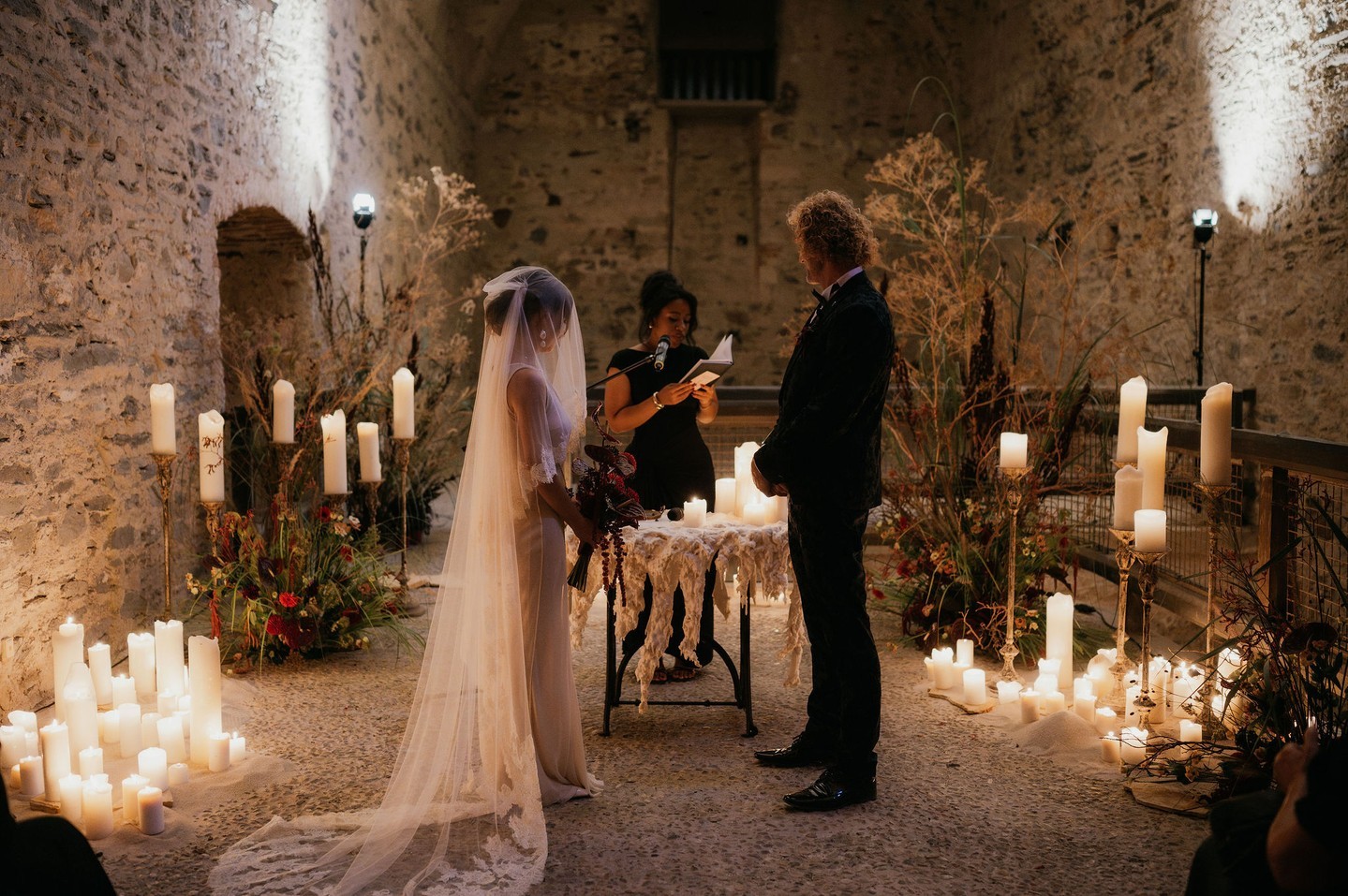 Magický obrad v hradných pivniciach🕯️✨
Vedeli by ste si predstaviť vyrieknuť svoje "Áno" na takomto mieste?
Za úžasné fotky ďakujeme skvelému @lukasvazanphoto
Vintage nábytok: @noble_mayer👌🏻