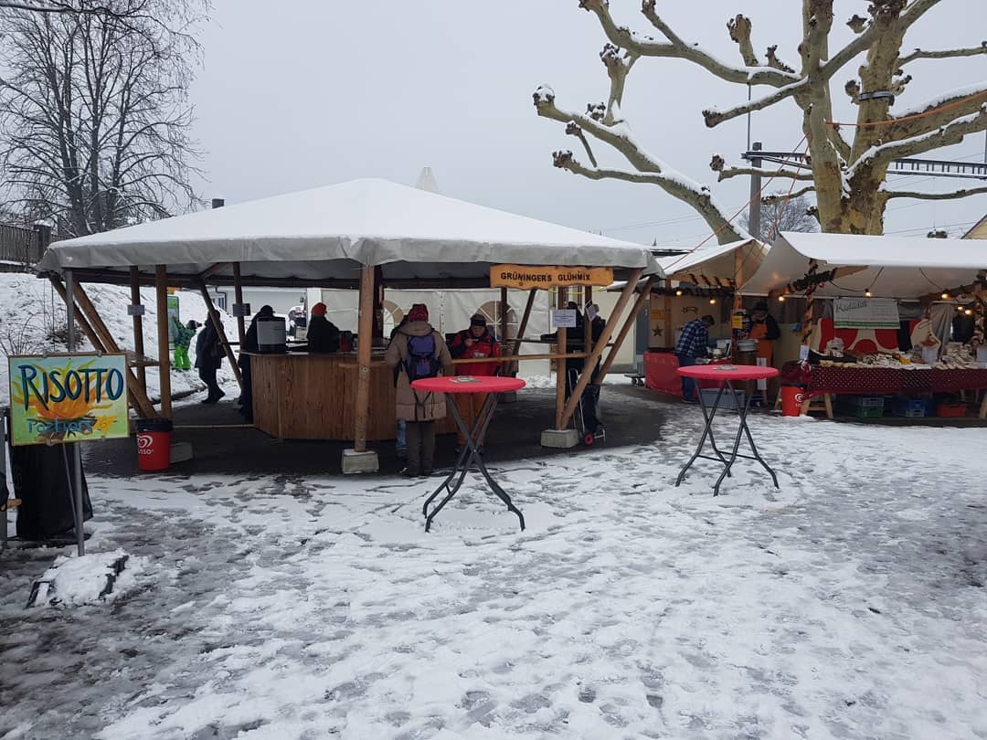 Heute noch bis 17:00 Uhr. Besucht uns am Weihnachtsmarkt Ermatingen am Bahnhof.
.
.
#grüningersrebbau #wein #weihnacht #weihnachtsmarkt #ermatingen #weinbaubetrieb #weinbau #winzer #winter #schnee #glühwein #glühmix #glühweinzeit #bar #degustation #untersee #thurgau