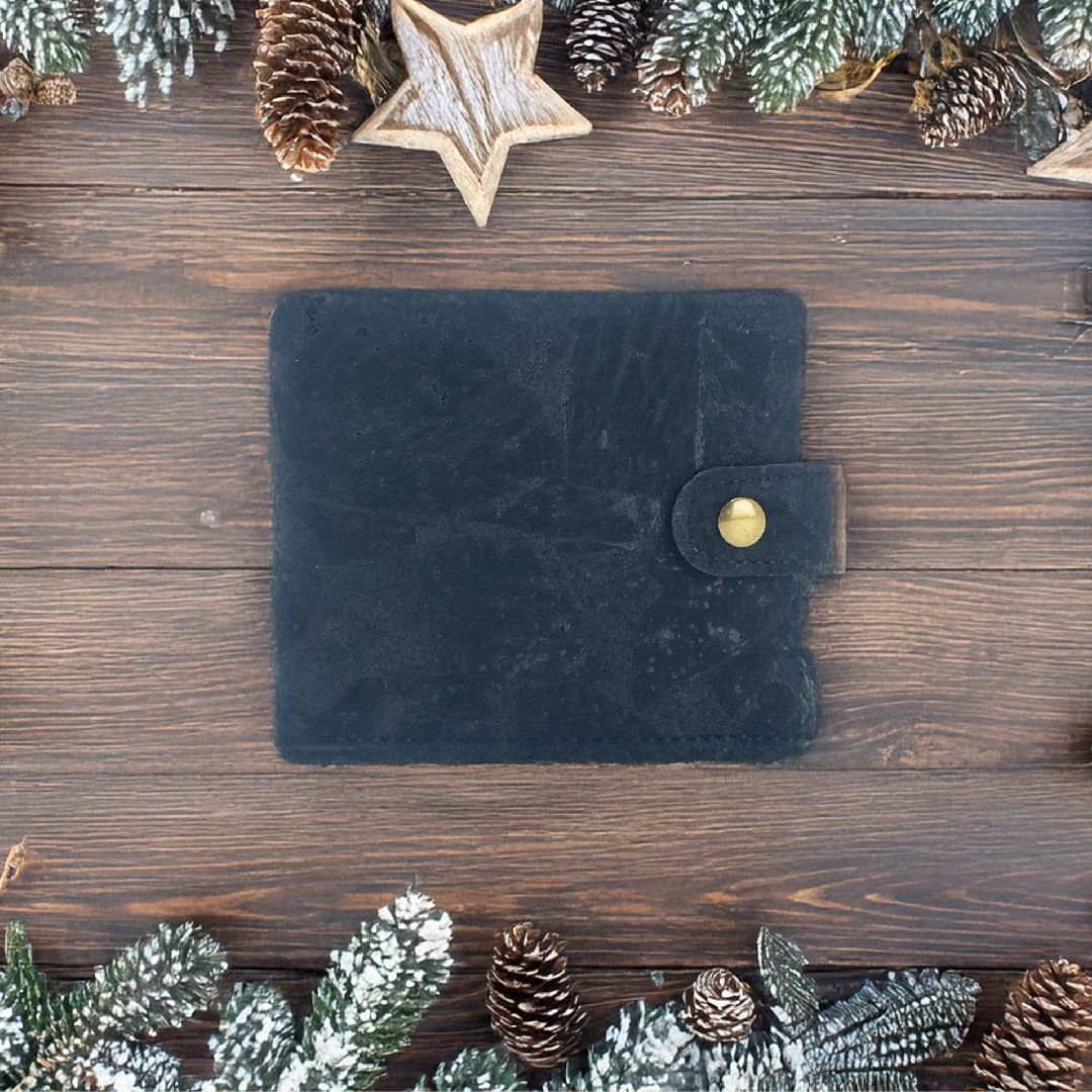 Looking for the perfect Christmas gift that combines style, sustainability, and practicality?
Consider giving a black cork wallet 🎁
This unique accessory is not only a fashionable choice but also environmentally friendly, making it an ideal present for those who appreciate eco-conscious products.
View our full collection here:
www.simplycorkuk.com
#christmasgift #sustainablefashion #cork #corkwallet #wallet #ecofriendly #giftideas #uniquegift