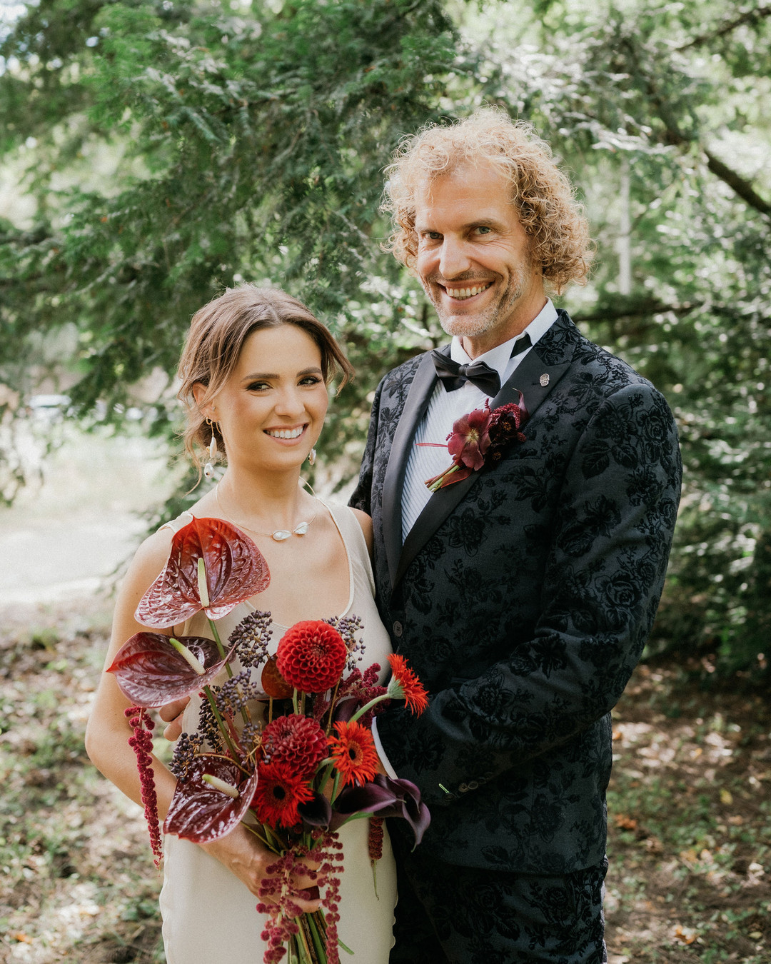 Antonia a Peter ❤️
Viete, čo nás prvé napadne keď si predstavíme tento pár?
Absolútna uvoľnenosť, žiadne pravidlá, chuť užívať si život a žiť pre každý moment. Vidíme ich úsmevy, šťastie, ženícha, ktorý nevestu drží na streche Defendera, alebo s ňou kráča po 35 metrov dlhom stole, lebo práve vtedy to tak cítili...
Ďakujeme za všetku tú energiu, radosť, za vaše úsmevy a objatia a za to, že ste sa zverili do našich rúk a dôverovali nám. Ďakujeme za nových priateľov ❤️