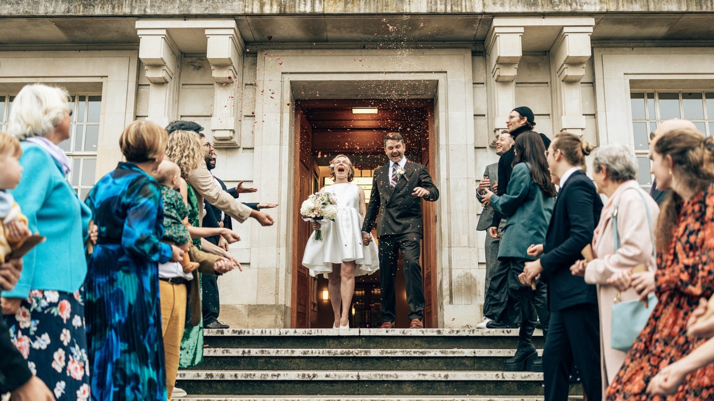 Your wedding day deserves to be captured perfectly! ๐ทโจHow much does a wedding photographer cost in the UK?
Find out whatโs included in the price and make your best choice for those unforgettable moments! Link in Bio #WeddingPhotographer #UKWeddings #Photography #LoveStories