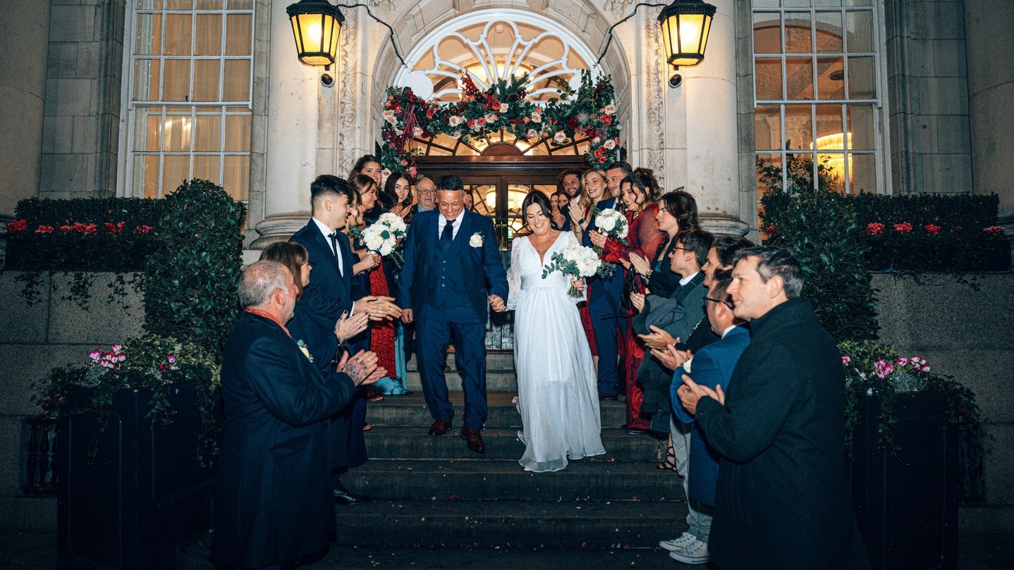 Itโs a magical moment when love is in the air! ๐น Say 'I do' at the enchanting Old Chelsea Town Hall, where every moment is timeless. If you're dreaming of a wedding in a charming setting, consider Chelsea. Link in Bio. #marrymeinchelsea #oldchelseatownhall #weddingphotos #weddingphotographer #london