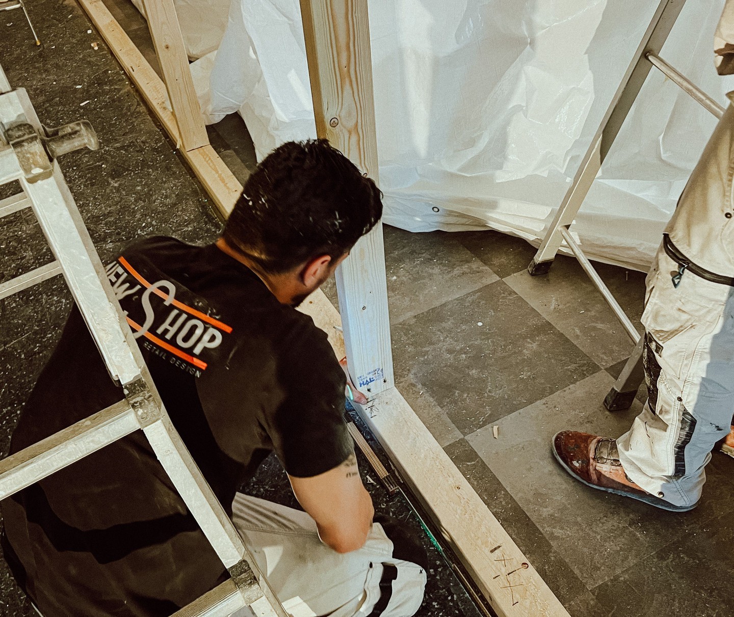 🛠️ Når detaljene teller! 🛠️
Kvalitet er nøkkelen til alt vi gjør – og det gjelder spesielt våre håndverkstjenester! Enten det gjelder gulvlegging, maling eller spesialtilpassede løsninger, leverer vi arbeid som både ser bra ut og varer lenge.
👉 Tag noen som trenger hjelp med et prosjekt, eller send oss en melding for å komme i gang!
📞 +47 94 00 69 01
💻 www.newshop.no