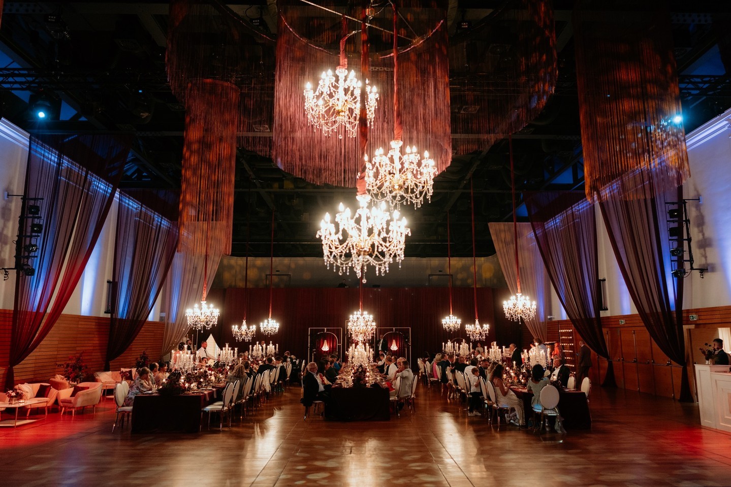 Netradičné miesta prinášajú mnohé výzvy.
Na Bratislavskom hrade boli výzvou milióny povolení.
Naplánovanie logistiky pre všetkých dodávateľov.
Zoznamy a preverenie všetkých 130 ľudí z tímov dodávateľov, ktorí sa akýmkoľvek spôsobom podieľali na prípravách a samotnom svadobnom dni.
A budeme sa opakovať, vybrali sme si tých najlepších, odhodlaných, ochotných partnerov, ktorí ťahali spolu s nami za jeden koniec.
Výsledok spoločného úsilia bol akoby ste sa ocitli v inom svete, na inom mieste, vytvorenom len pre Silviu a Tomáša.
ĎAKUJEME! ❤️
video: @panamera_zitnanski
foto: @katarinazitnanska_panamera
plánovanie svadby a svadobný dizajn: @ambientes_weddings
catering: @sharkam_bb_catering
technika a svetelný dizajn: @fashionsound.sk
DJ: @karolfun
kapela: @replayband
výškové práce: @vyskoveprace_umyvanie_okien
tlačoviny: @silviabrezianska
prenájom inventáru a mobiliáru: @ambientes_rental
prenájom mobiliáru: @klost_s.r.o.