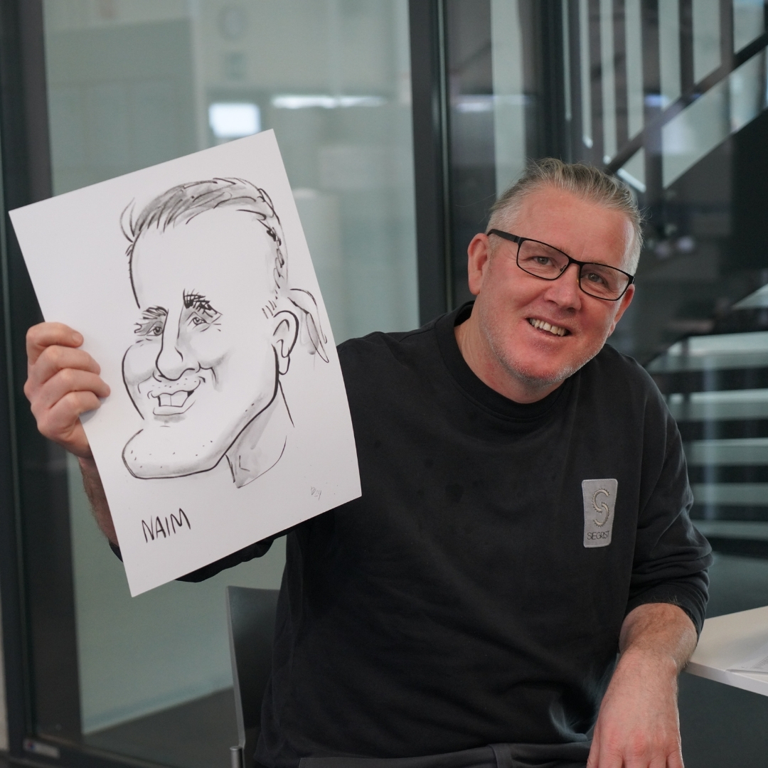 ONE MONTH ONE PORTRAIT 😎
Entdecken Sie in diesem Monat das Porträt von Naim, der seit Januar 2012 bei uns als CNC-Programmierer arbeitet.
Discover this month's portrait of Naim, who has been working for us as a CNC programmer since January 2012.
#wsiegristag #team #caricature